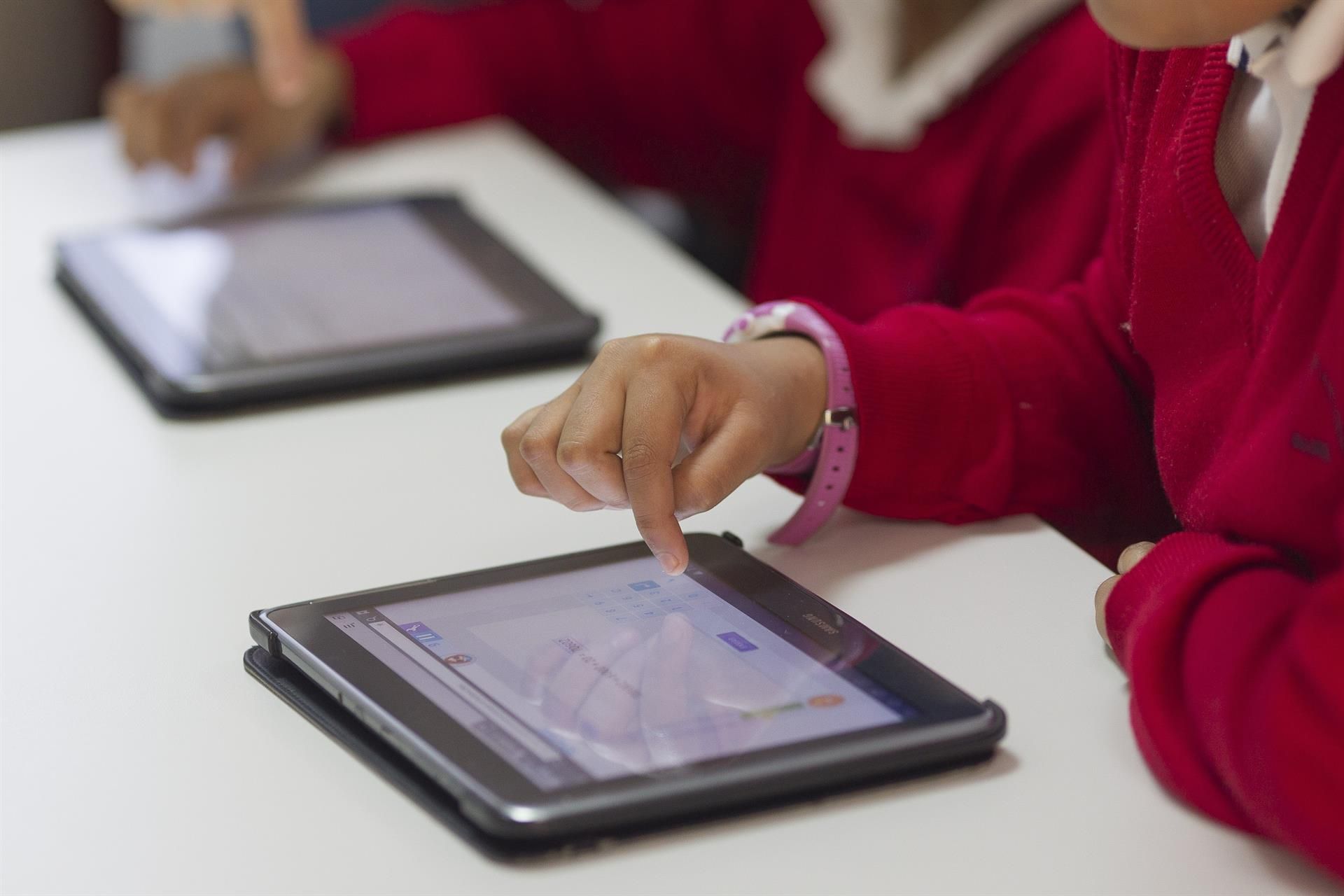 Foto de archivo de una niña con una tablet. | EP