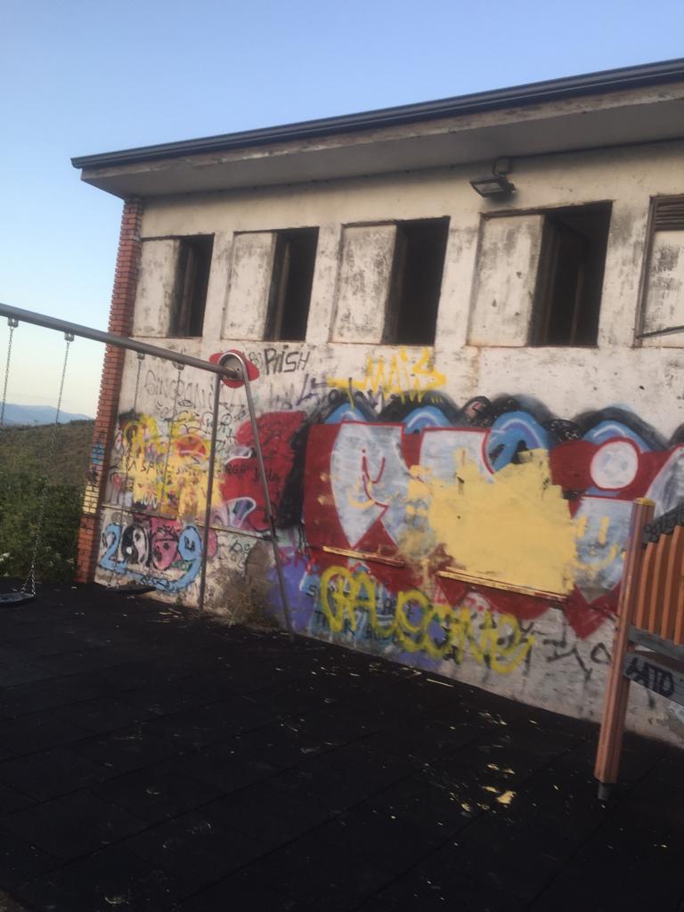 El deterioro externo del edificio es notable y se va incrementando, denuncian los vecinos.