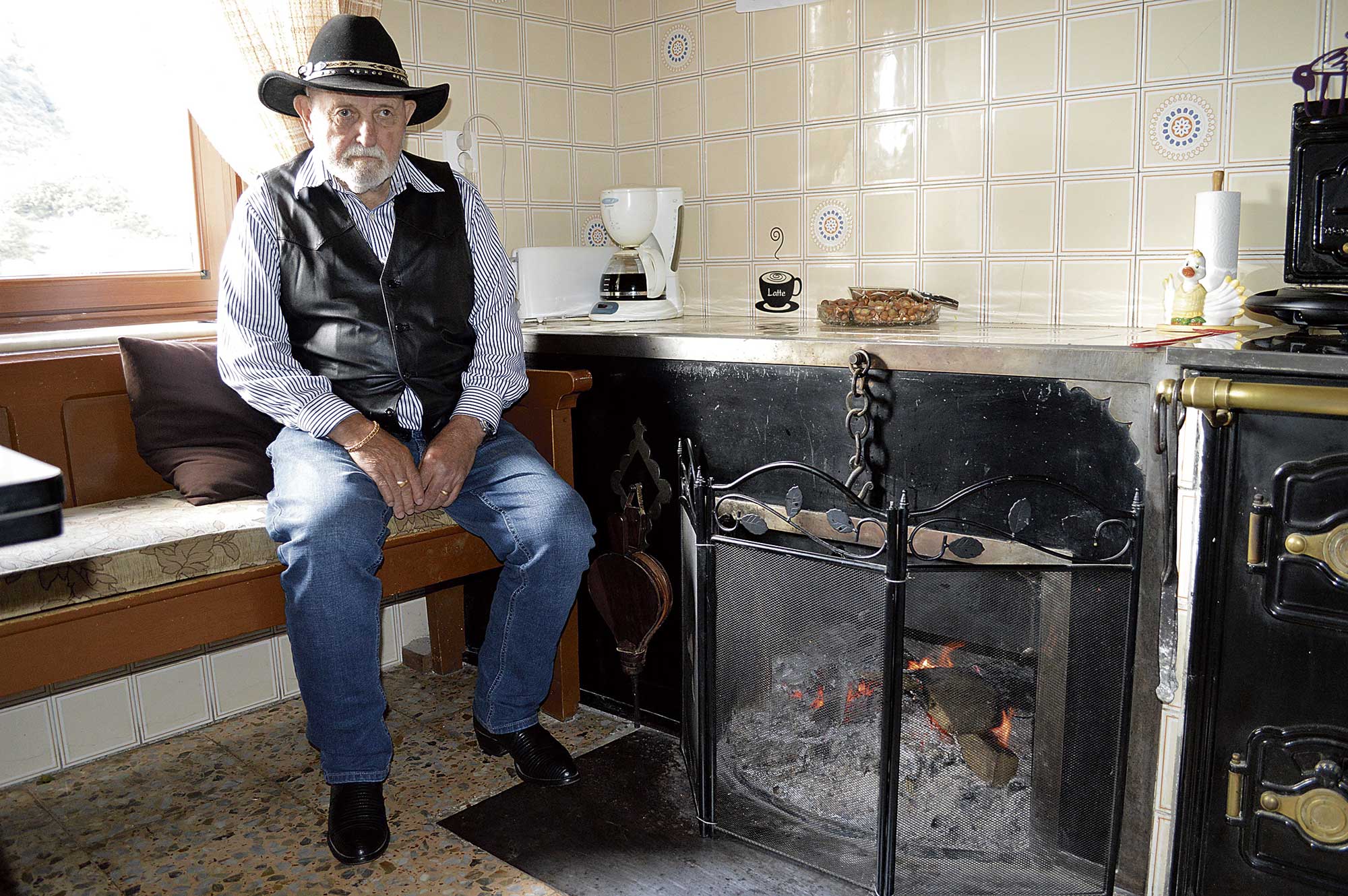 Aunque no era un día frío a Felipe Fernández de Martino le trae muchos recuerdos agradables calentarse al calor de la chimenea. | F. FERNÁNDEZ