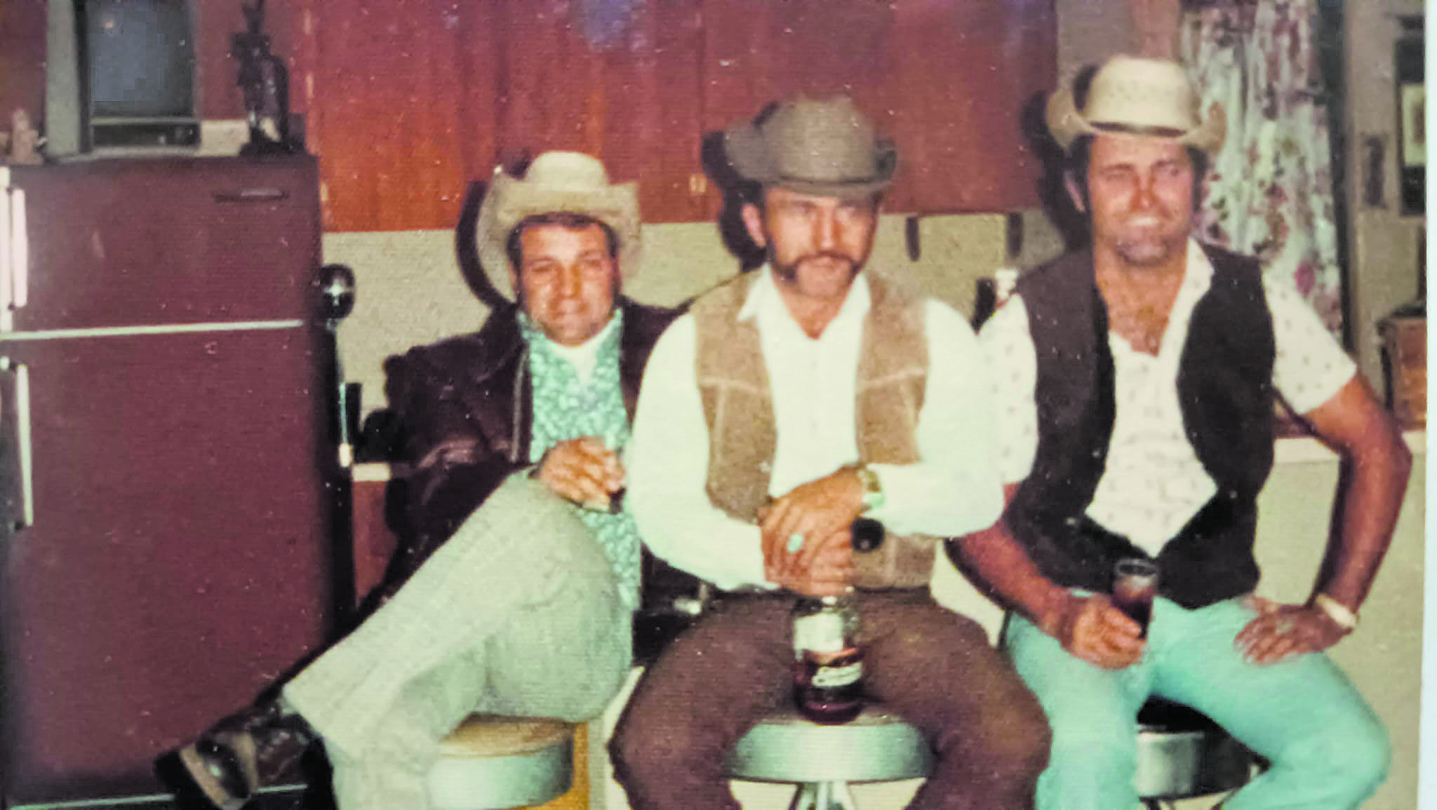 Felipe en Estados Unidos con dos parientes, Gabino Ovalle y Casimiro Gonzalo. Felipe en Estados Unidos con dos parientes, Gabino Ovalle y Casimiro Gonzalo.