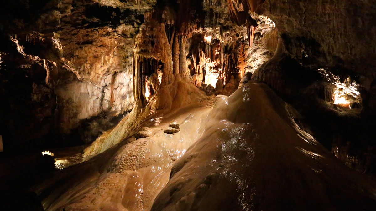 Imagen del interior de la Cueva de Valporquero. | ICAL