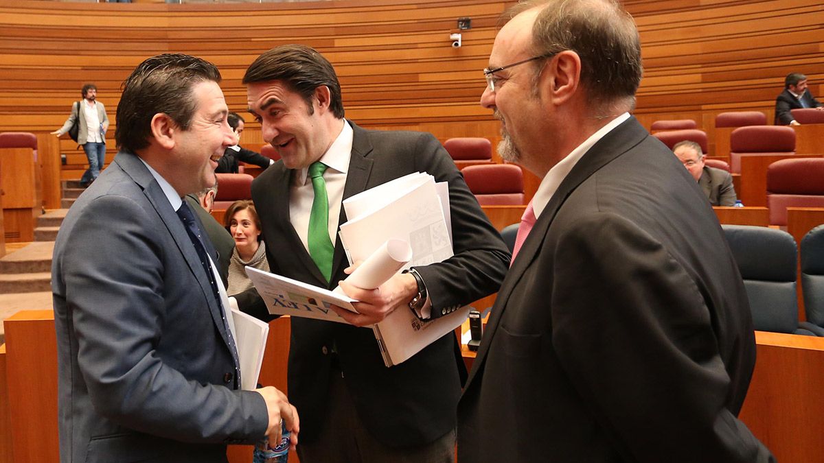 Luis Mariano Santos, Suárez-Quiñones y Fernando Rey durante el pleno. | ICAL