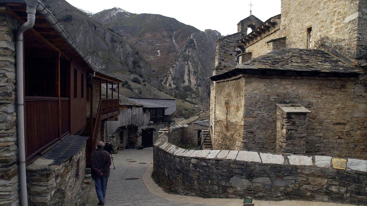 La iglesia de Santiago, en la localidad de Peñalba. | CÉSAR SÁNCHEZ (ICAL)