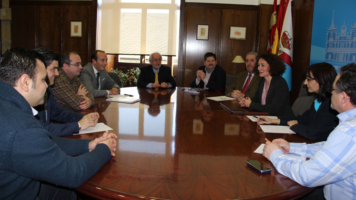 Reunión entre representantes del CEL y el equipo de gobierno de Ponferrada, este martes en el Ayuntamiento. | L.N.C.