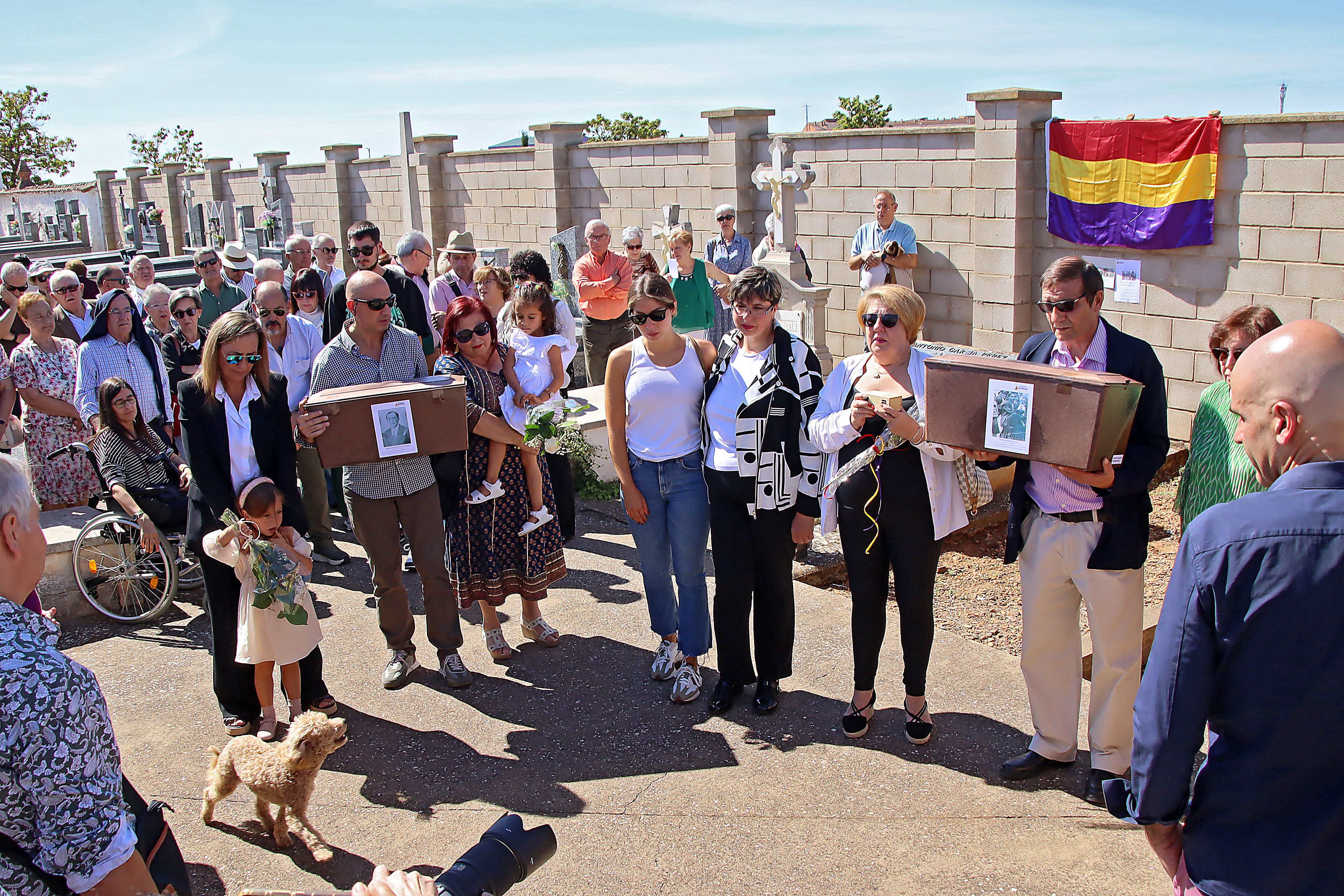 Los restos de los concejales asesinados en Villadangos del Páramo han sido entregados a sus familias. | PEIO GARCÍA (ICAL)