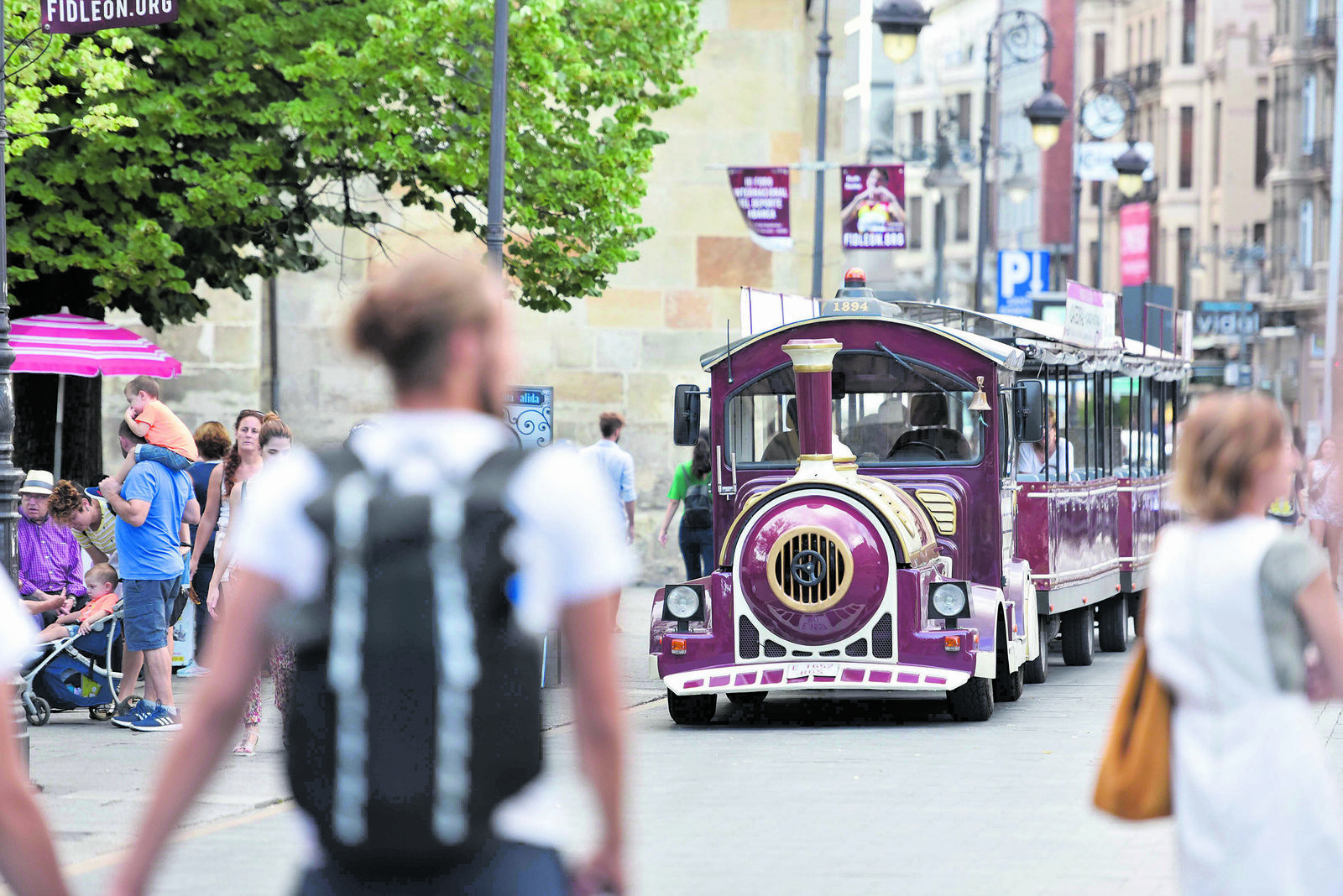 El tren turístico que recorre los principales puntos de la ciudad de León, en una imagen de archivo. | SAÚL ARÉN