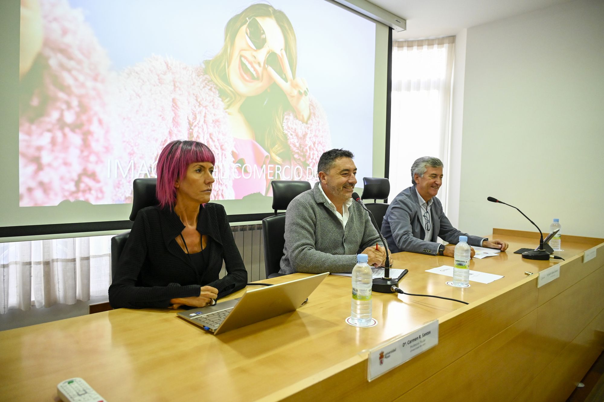 Carmen Rodríguez Santos, José Manuel Alonso y Javier Sanz, durante la presentación del informe. | SAÚL ARÉN 