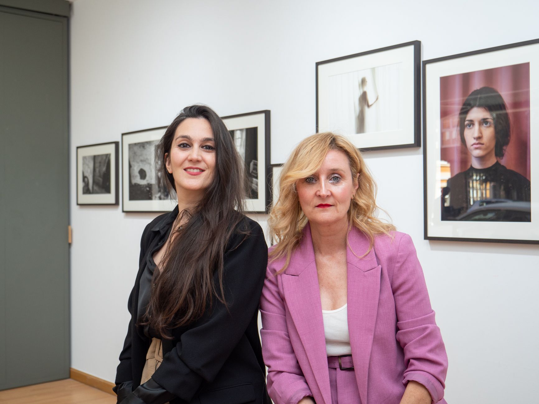 Las fotógrafas Ana Valiño y Carmen Coque posan junto a su exposición en Espacio E, 'Cartografía del alma'. | VICENTE GARCÍA
