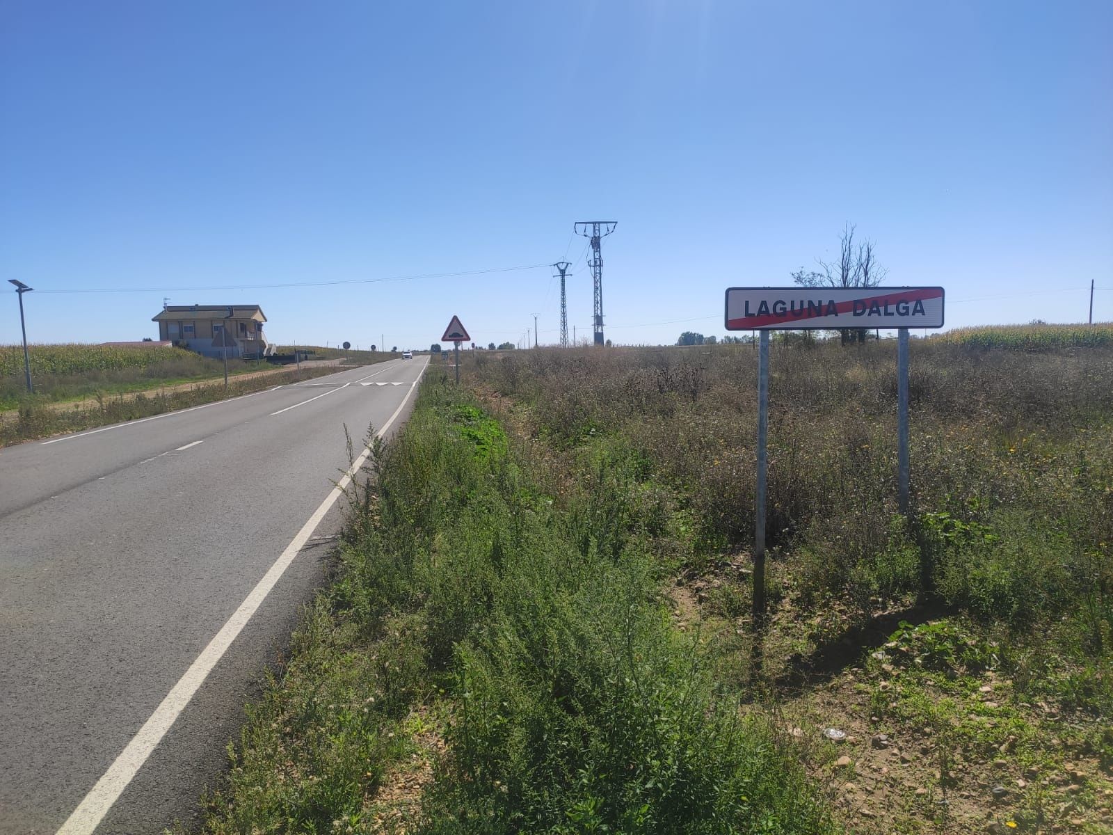 Vista la carretera LE-413 a la salida de Laguna Dalga hacia Soguillo. | A.R.