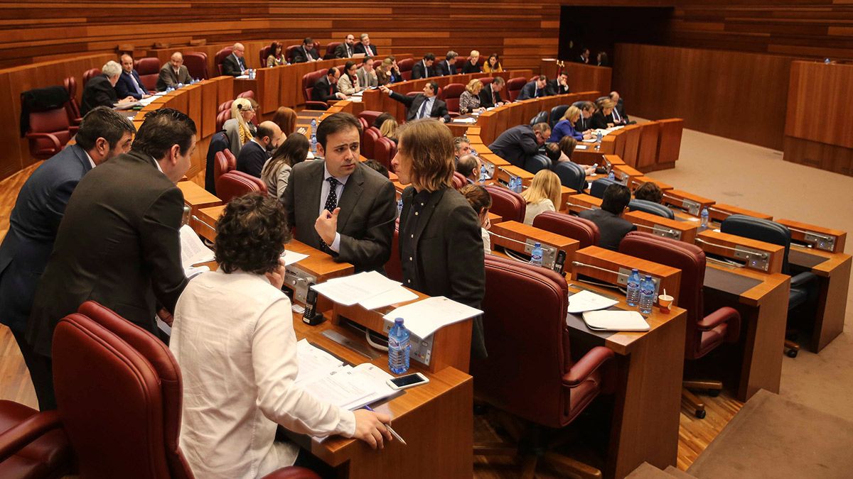 El procurador socialista Tino Rodríguez conversa con el portavoz de Podemos, Pablo Fernández, y los parlamentarios por León Manuel Mitadiel (Ciudadanos) y el representante de IU José Sarrión. | ICAL