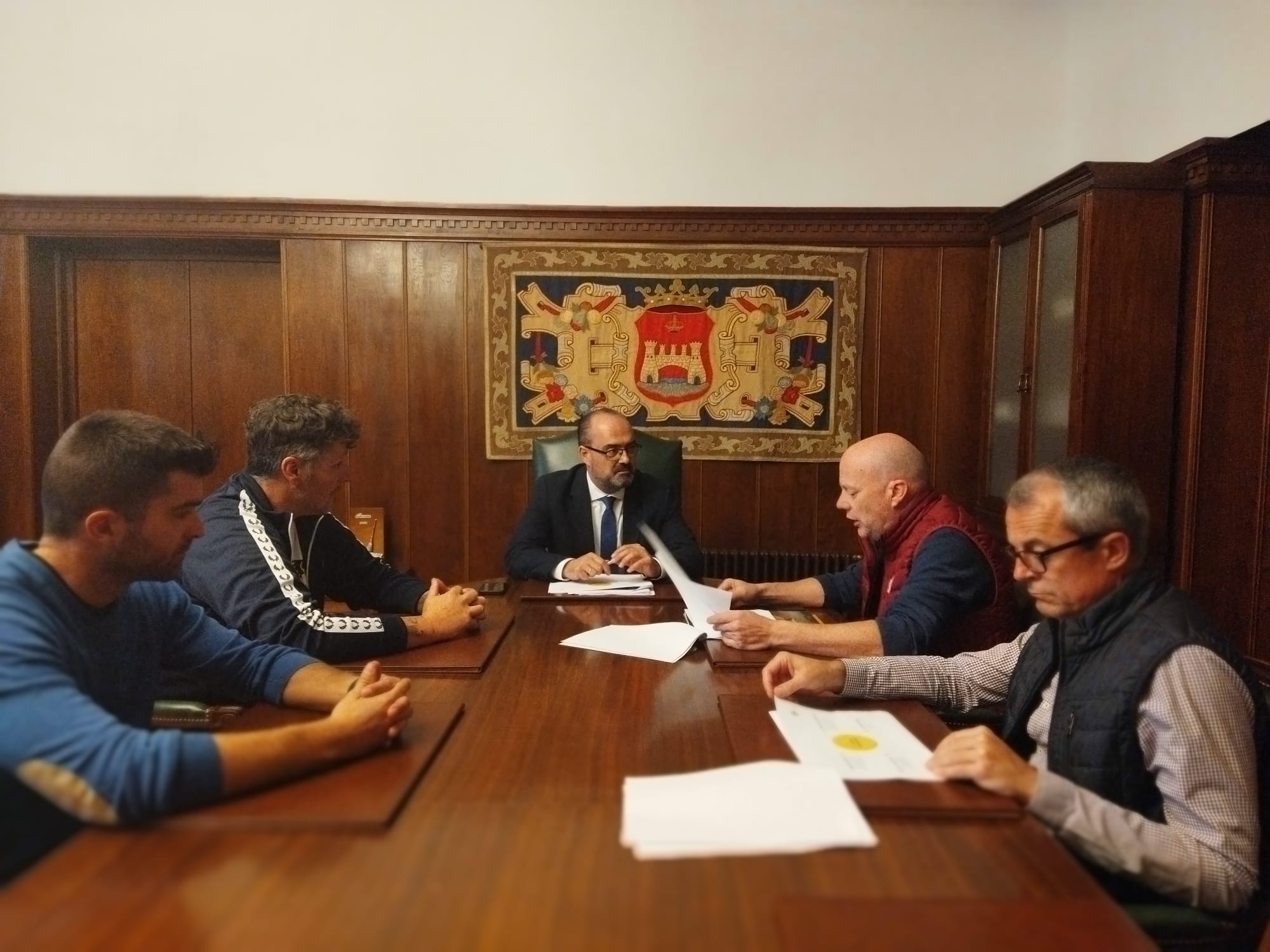 Reunión de Morala con los representantes del sector de la agroalimentación en el Bierzo.