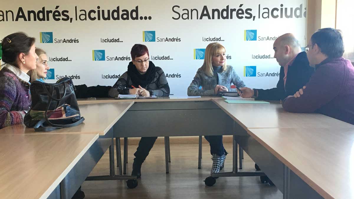 Gancedo y Cabañas con los representantes de los farmacéuticos de San Andrés. | L.N.C.