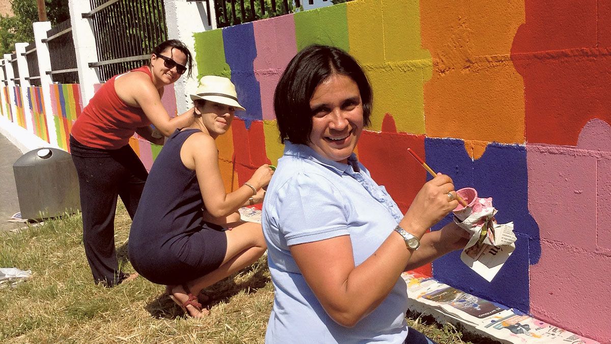 Toda la comunidad educativa se implica en trabajos de mejora y decoración de los espacios del colegio.