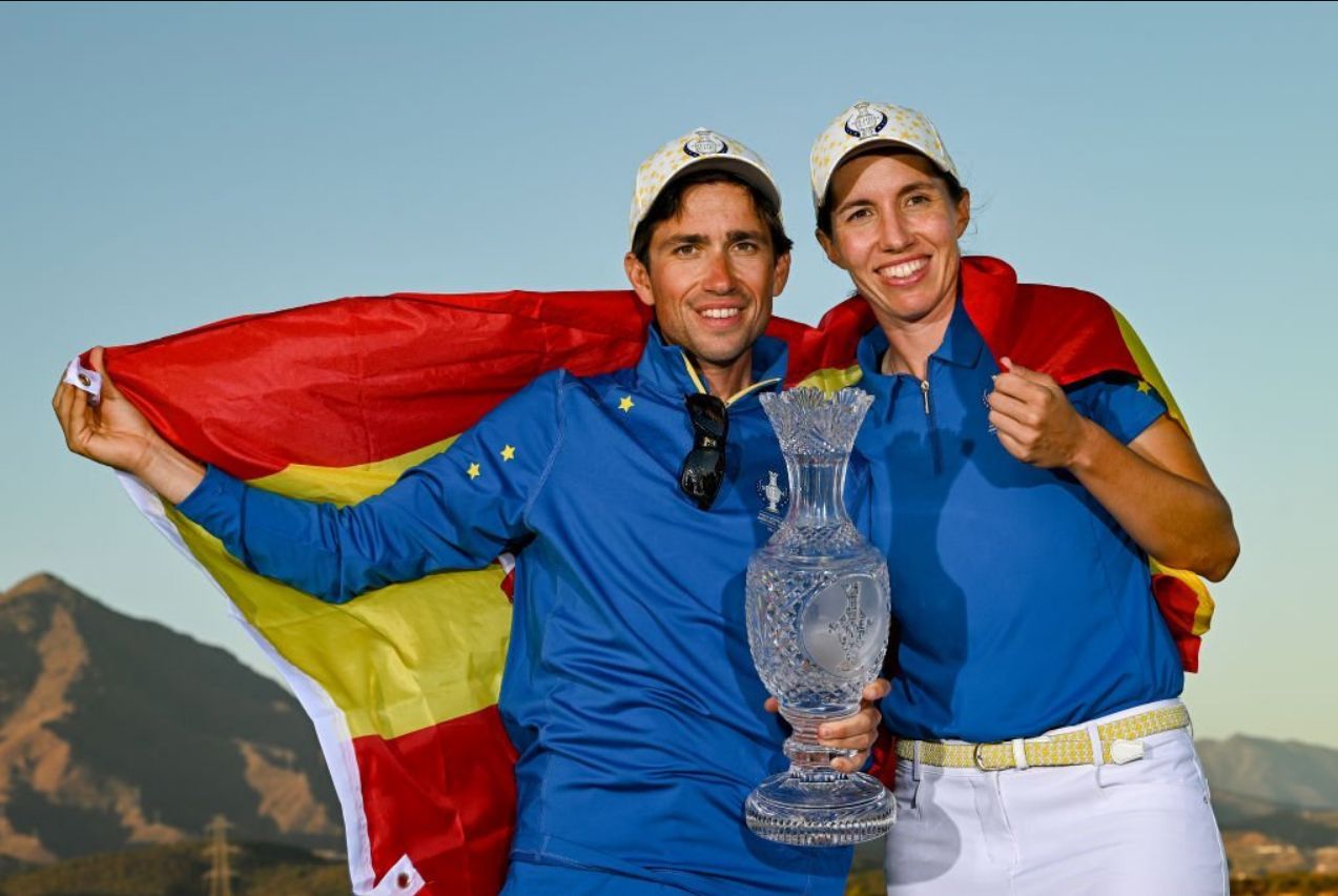 Álvaro Prada y Carlota Ciganda posan con el trofeo de laSolheim Cup conquistada este fin de semana. | SOLHEIM CUP