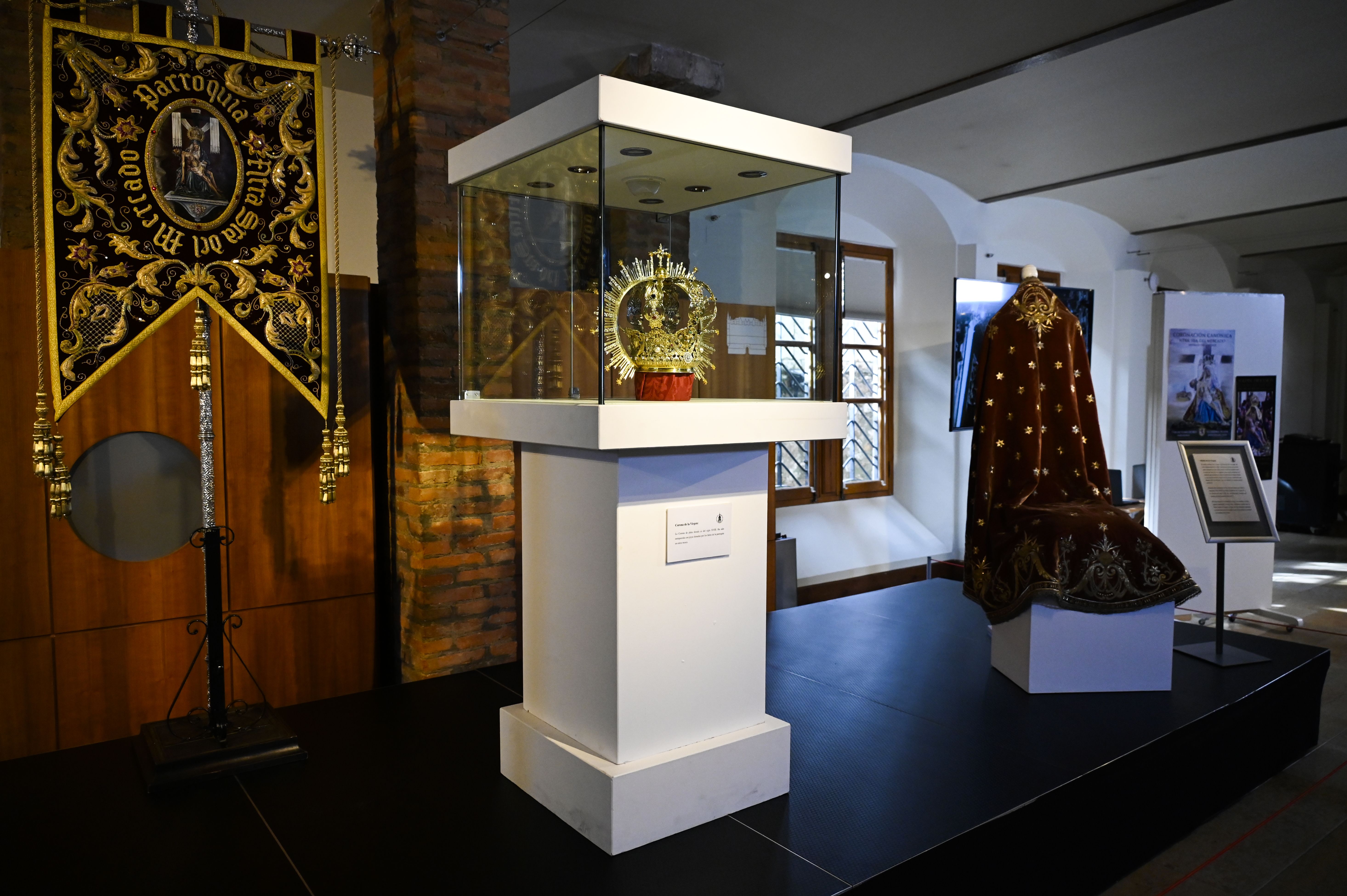 La corona y el manto de la Virgen del Mercado centran la exposición de este miércoles en Botines. | SAÚL ARÉN
