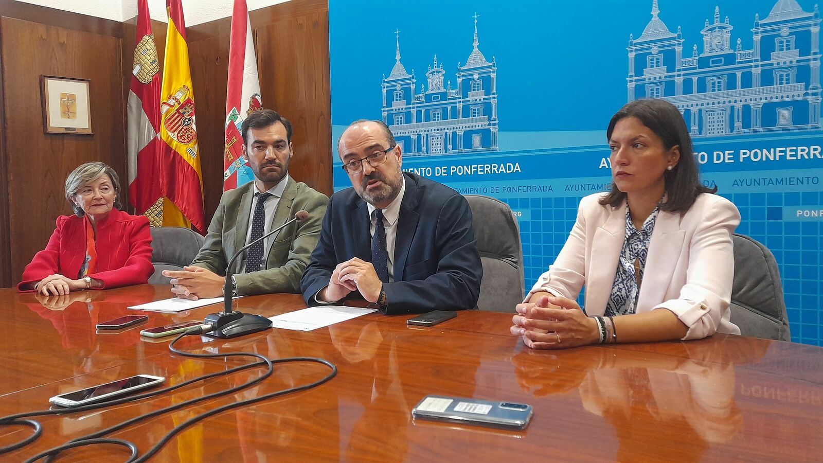 Rueda de prensa conjunta de los grupos municipales del PP en Ponferrada y León en el Ayuntamiento de Ponferrada. | MAR IGLESIAS