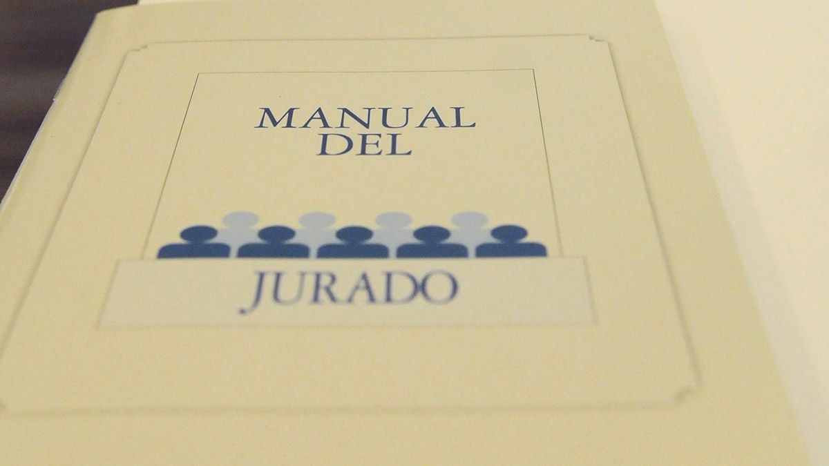El manual del jurado sobre el juicio por el asesinato de la presidenta de la Diputación de León Isabel Carrasco, el 12 de mayo de 2014. | J. CASARES | EFE (POOL)
