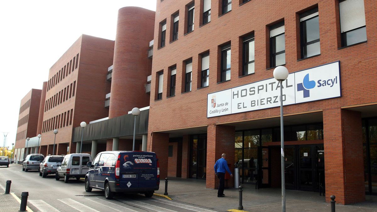 Imagen de archivo de la entrada principal del Hospital del Bierzo. | CÉSAR SÁNCHEZ (ICAL)