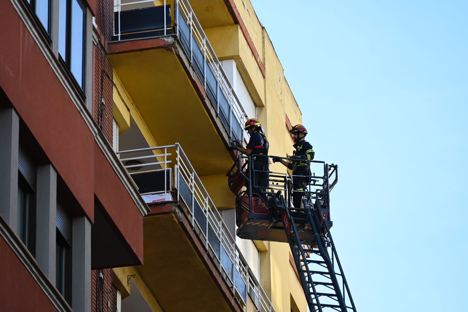 Los Bomberos de León han intervenido tras la caída de cascotes. |SAÚL ARÉN