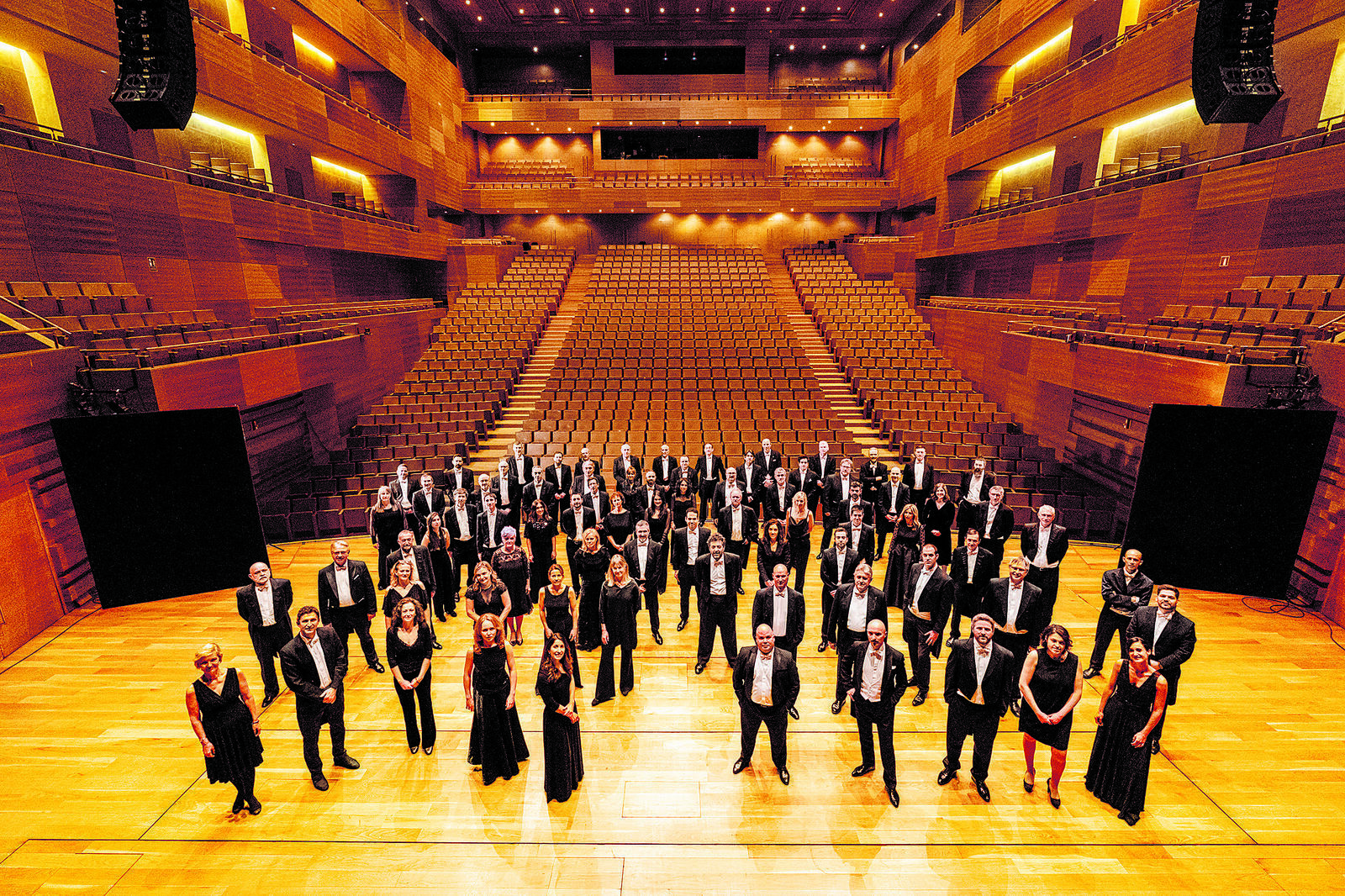 Los miembros de la Sinfónica de Castilla y León que este jueves sube al escenario del Auditorio Ciudad de León. | L.N.C.