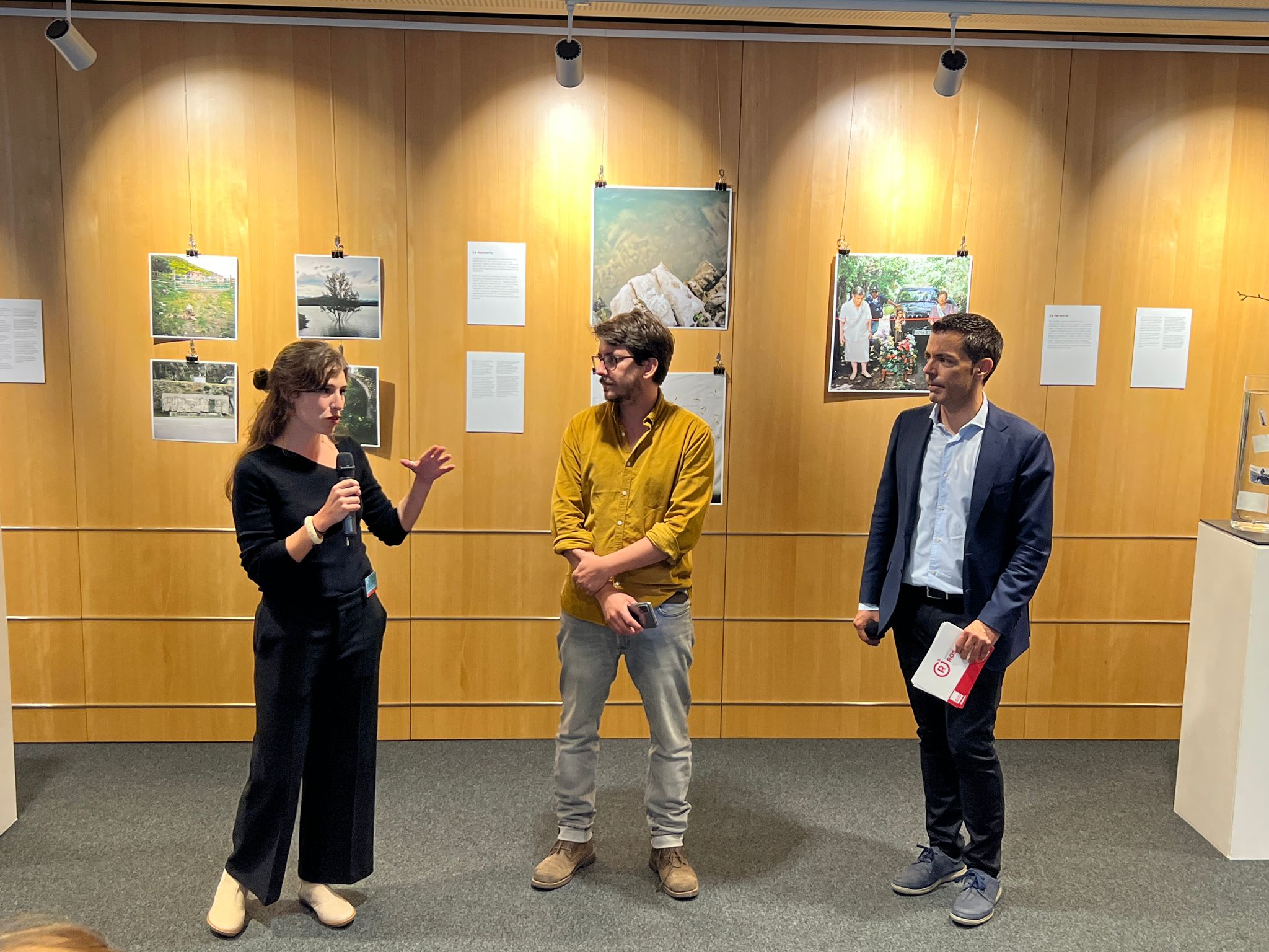 Los organizadores de ‘Habitar lo invisible’, Amor Aguaded, Pablo Garrigós y el eurodiputado Marcos Ros en la inauguración en el Parlamento Europeo. | L.N.C.