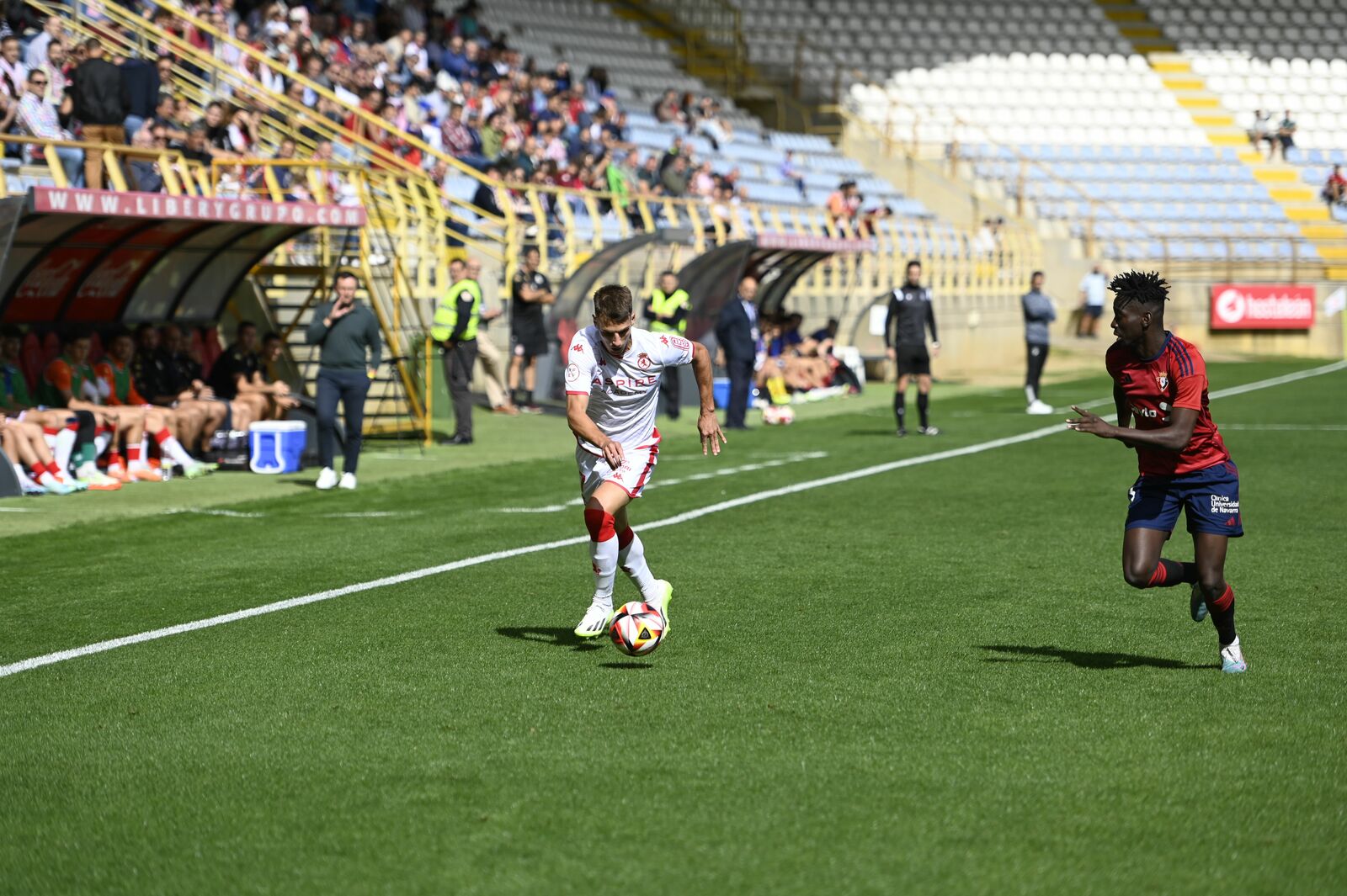 Calderón encarando a un rival en el debut de la Cultural en el Reino | SAÚL ARÉN