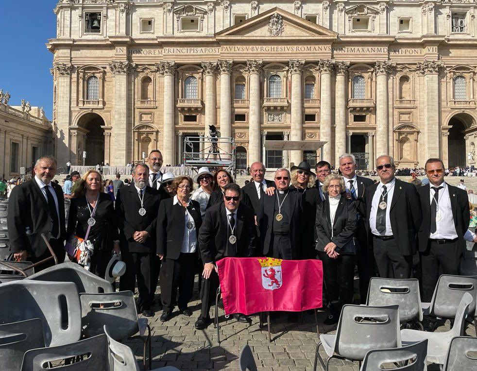 Una veintena de cofrades de San Isidoro acudieron ayer al Vaticano. | L.N.C.