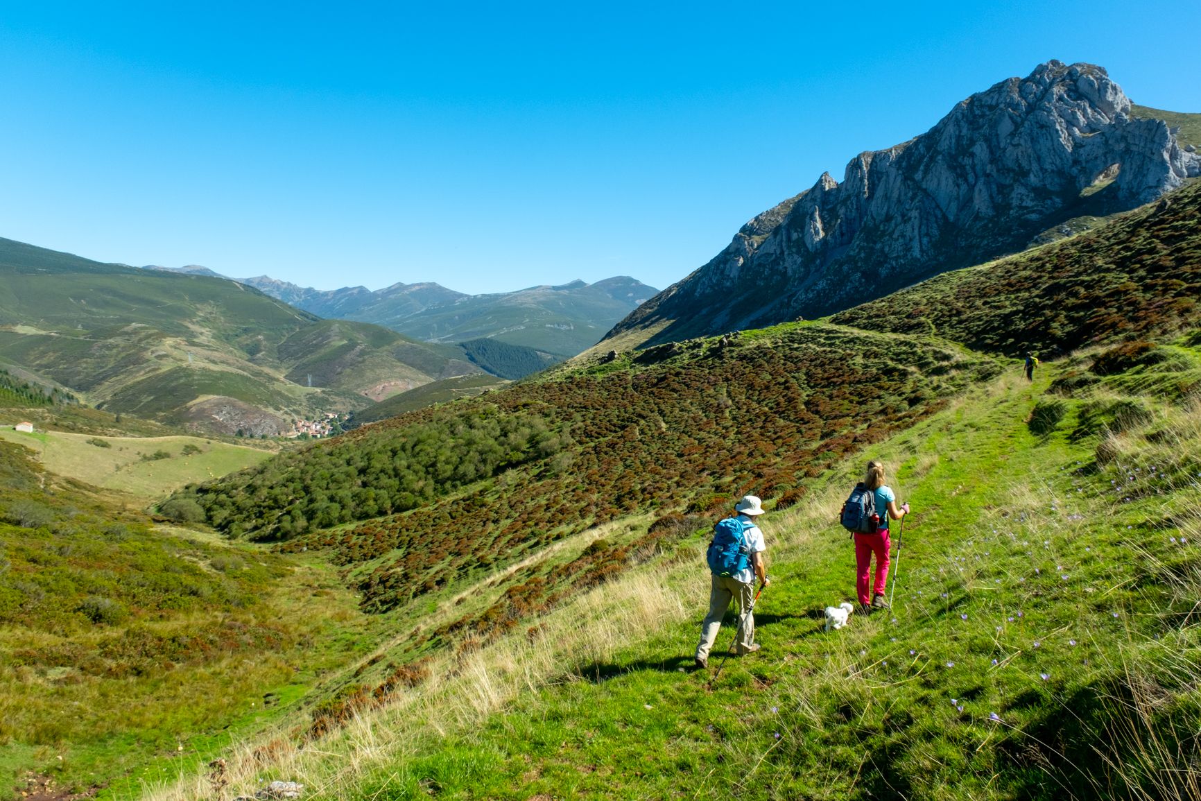 Caminando hacia el arco con Busgondo al fondo del valle. | VICENTE GARCÍA