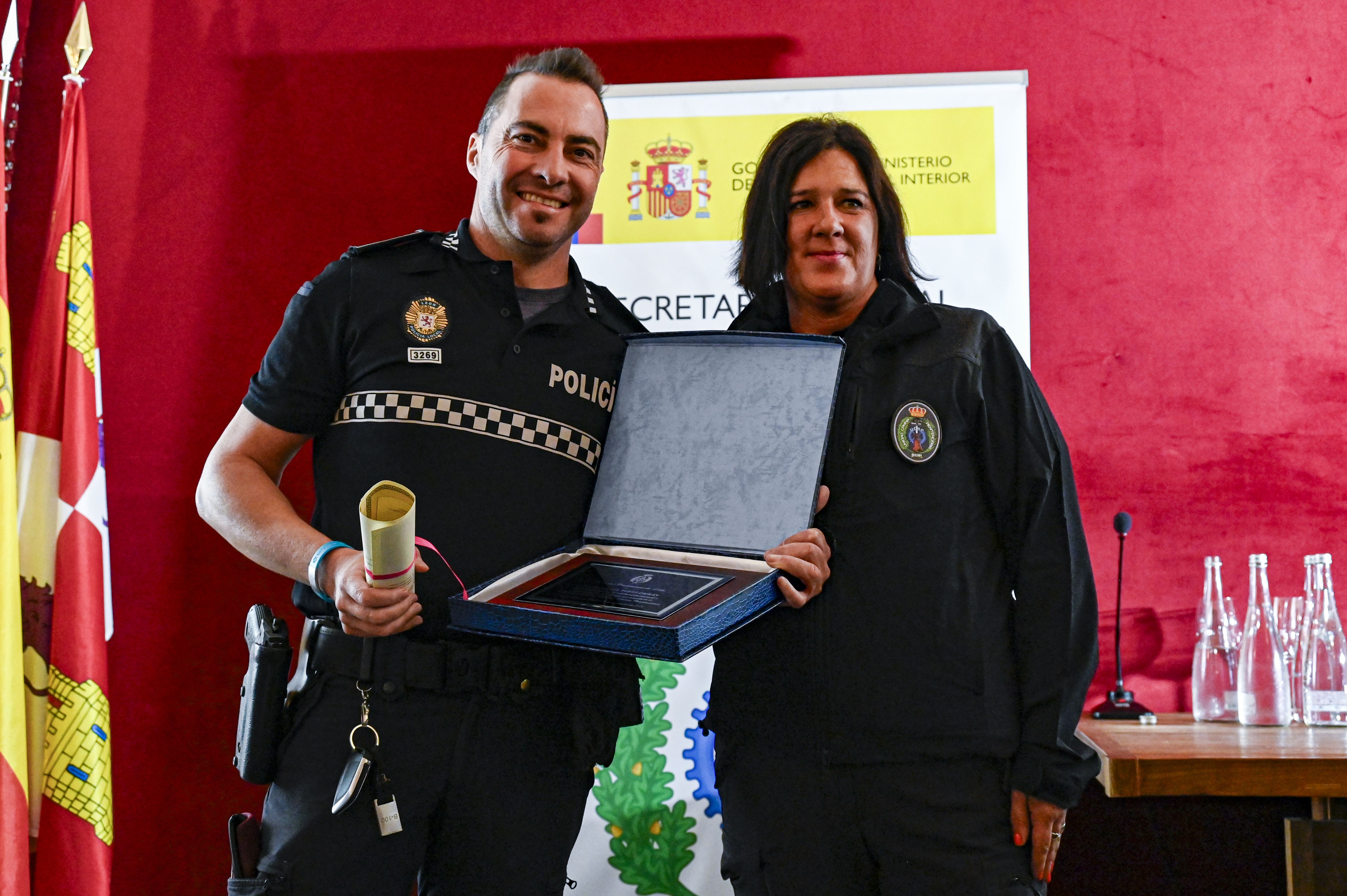 El agente de la unidad canina de la Policía Local, José Ángel Pérez, recibe su condecoración por el trabajo en Villahierro. | SAÚL ARÉN