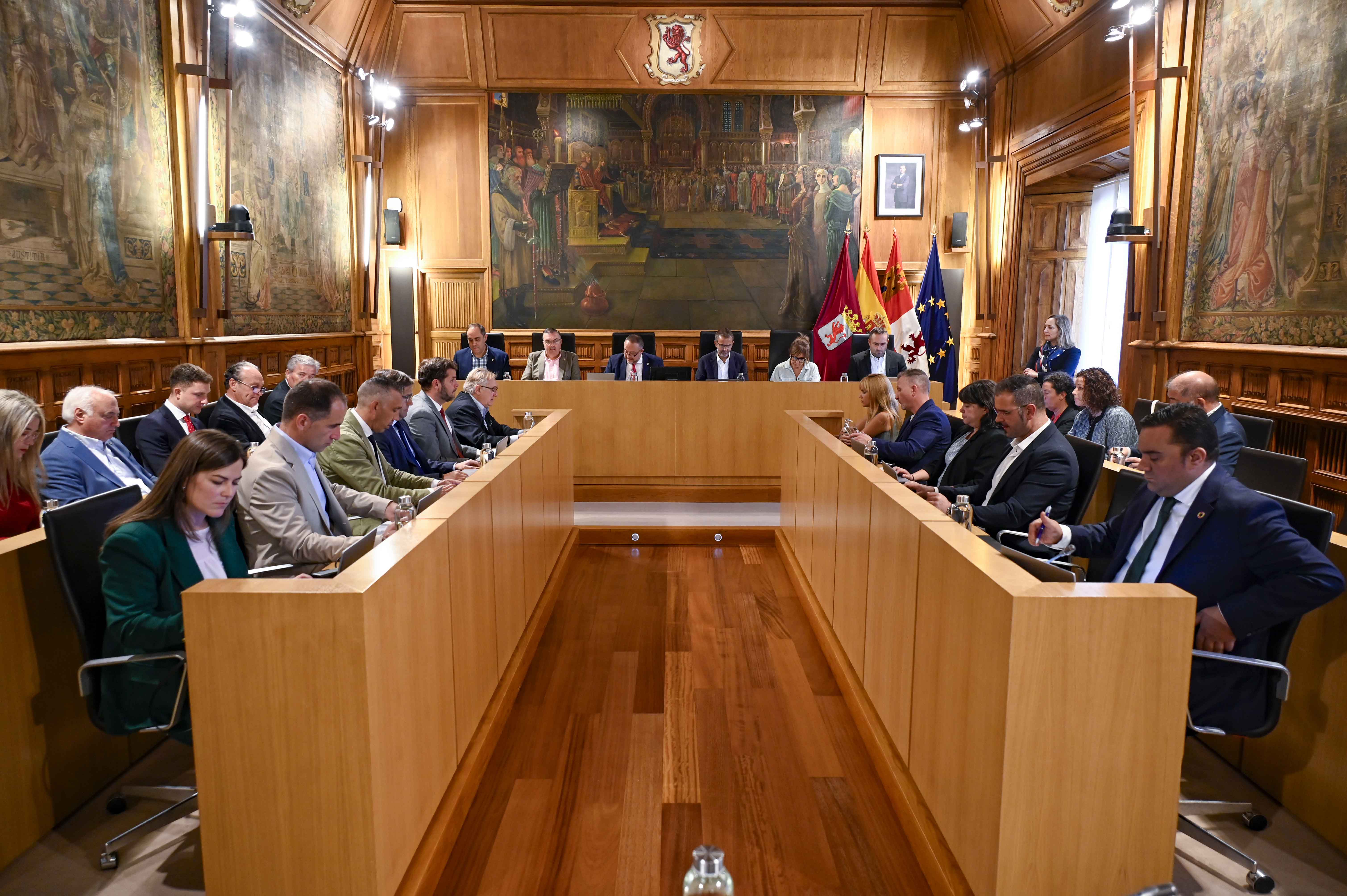 Un momento del pleno celebrado este viernes en la Diputación de León. | SAÚL ARÉN