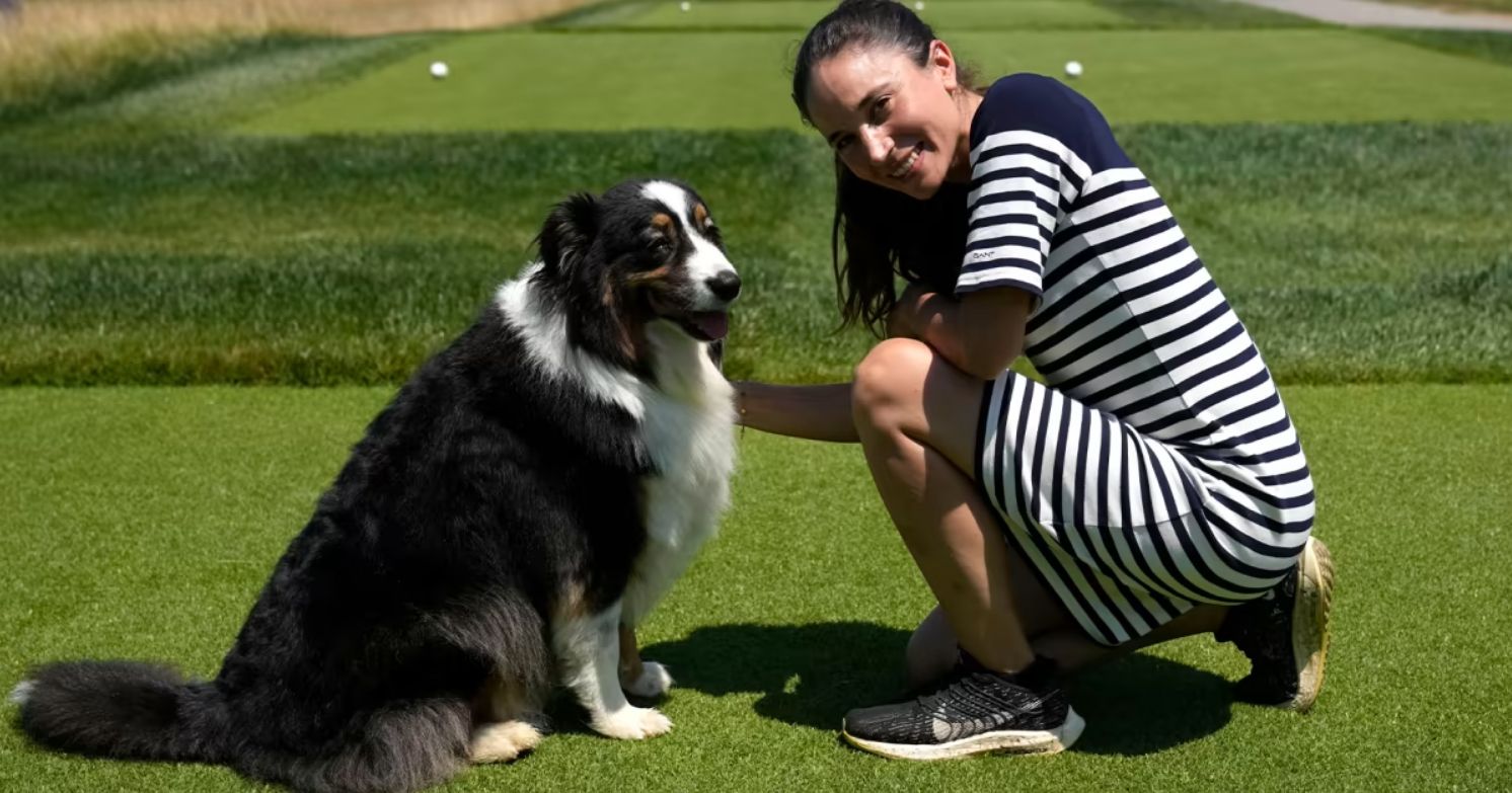 Lara Arias con su perro Ryder, que se ha convertido en otra estrella del torneo. | AP