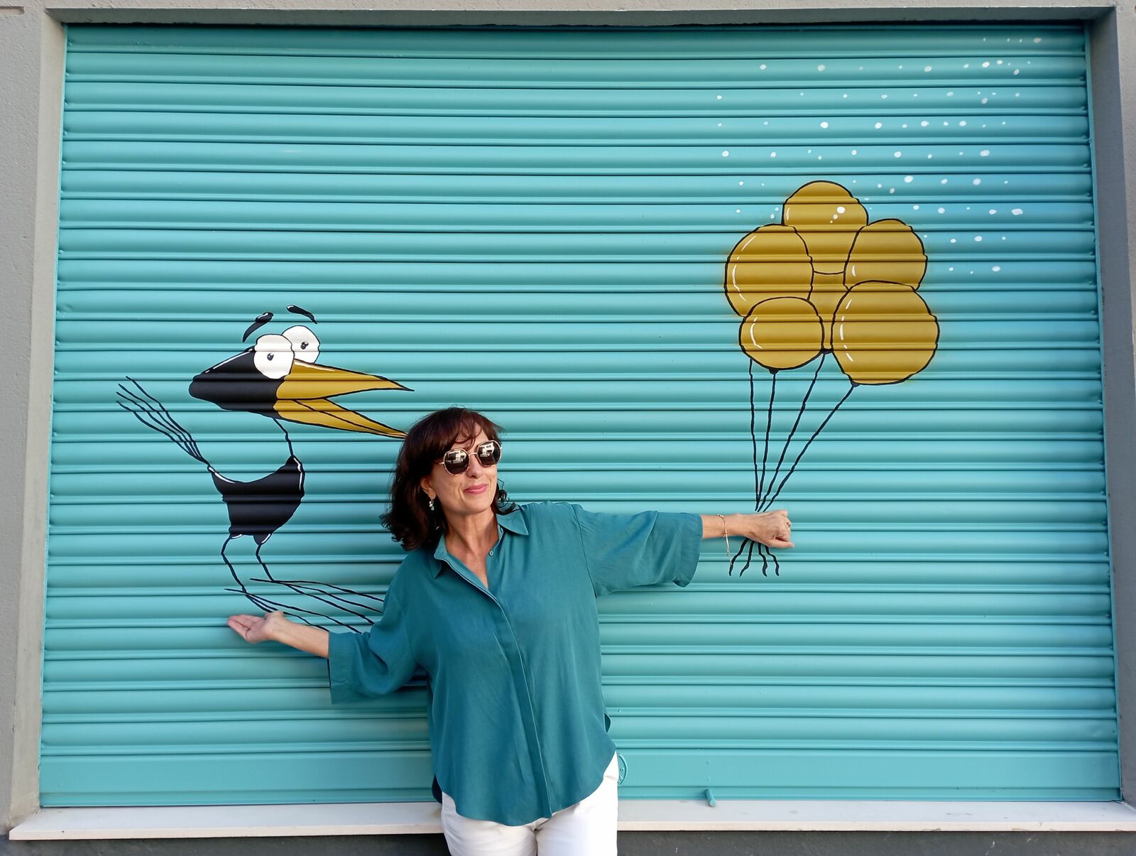 Ana María Rodríguez, creadora de la editorial Péndula e impulsora del centro cultural homónimo, posa junto a las ilustraciones de Laia, la hija de Lolo. | L.N.C.