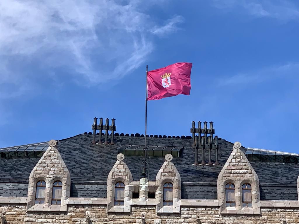 Bandera de León ondeando sobre Casa Botines.