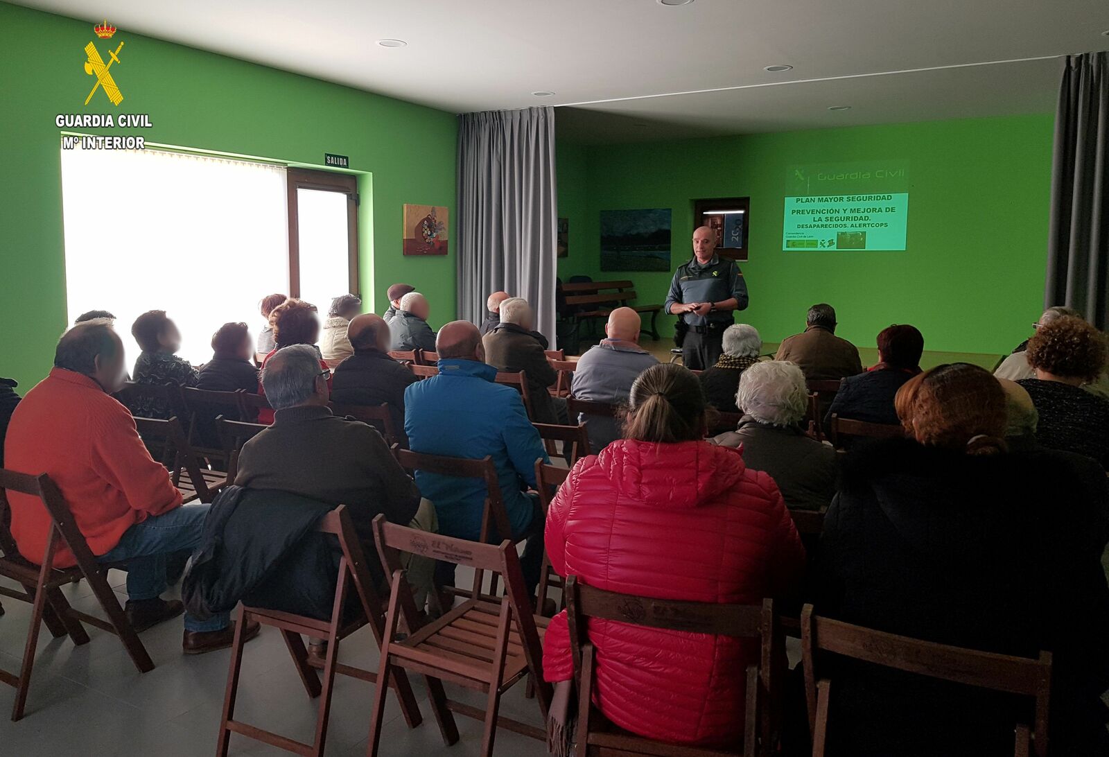 Imagen de una de las charlas a mayores impartida por la Guardia Civil de León. | L.N.C.