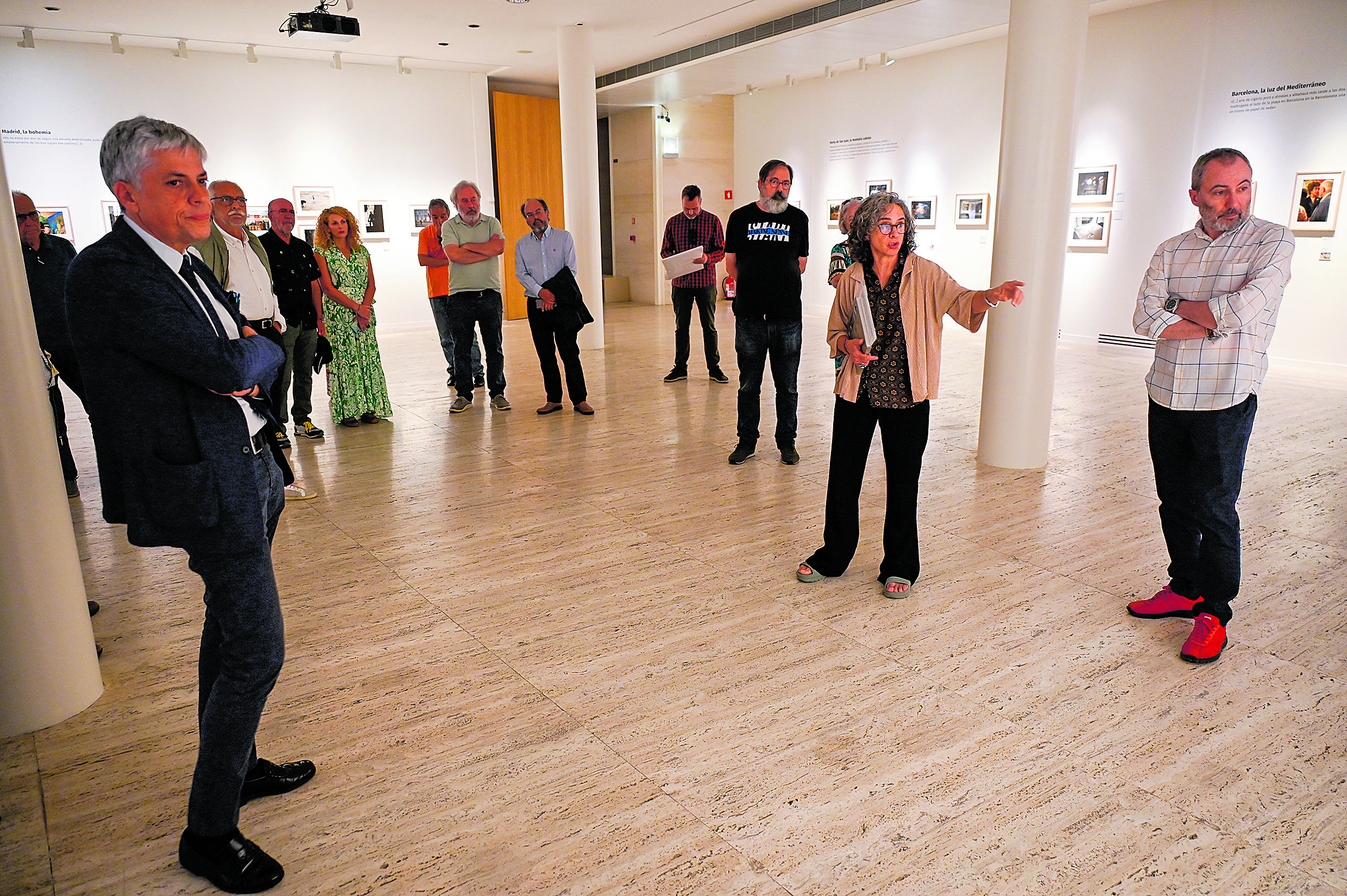 Cecilia Orueta explica algunas de las imágenes de la exposición inaugurada este viernes en el Museo de León. | SAÚL ARÉN