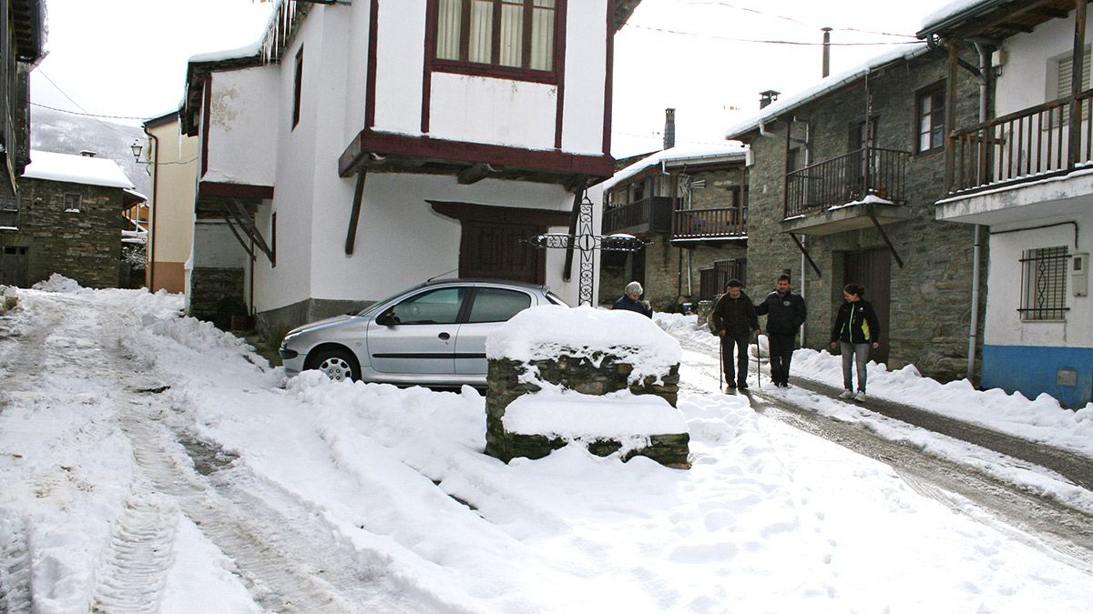 La localidad de San Cristobal de Valdueza (León), afectada por la nieve. | CÉSAR SÁNCHEZ (ICAL)