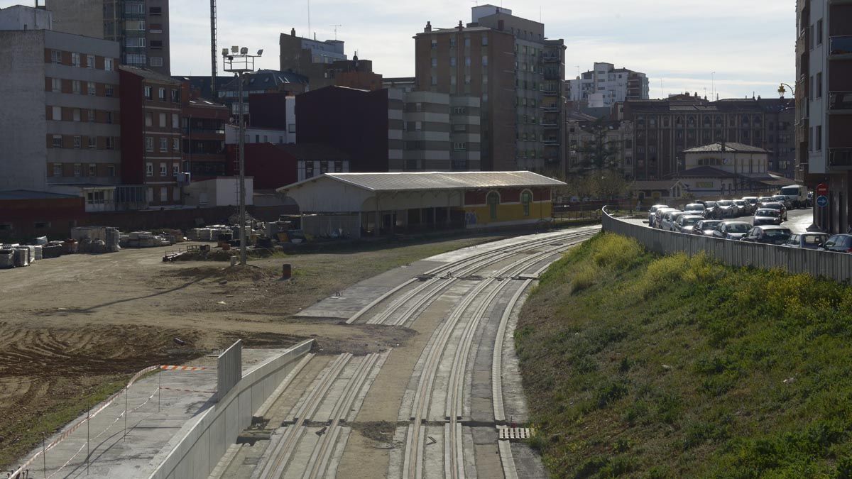 Las obras para la integración de Feve en la ciudad de León llevan paralizadas más de 14 meses. | MAURICIO PEÑA