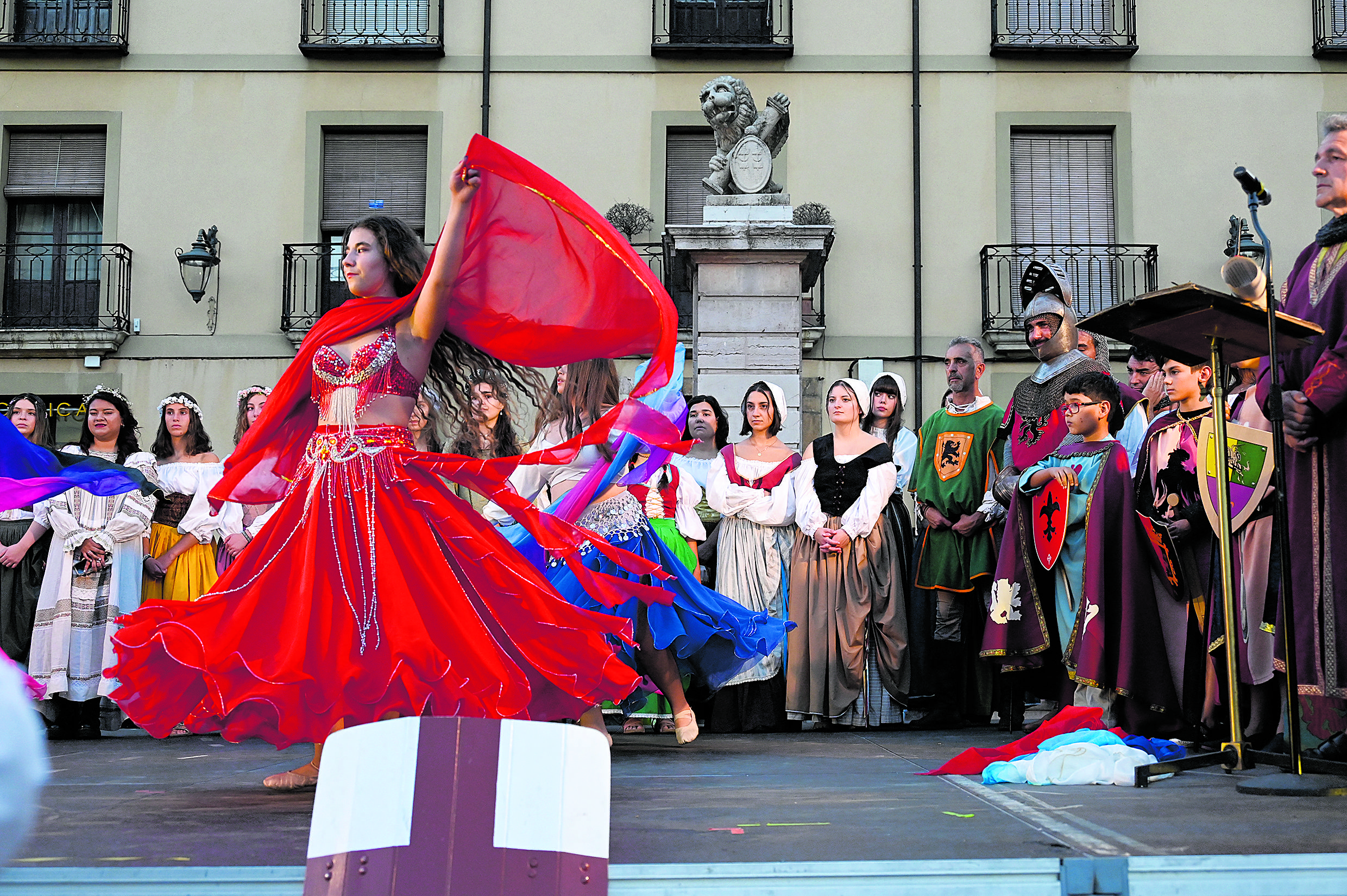La exhibición de danzas árabes captó la atención del público. | SAÚL ARÉN