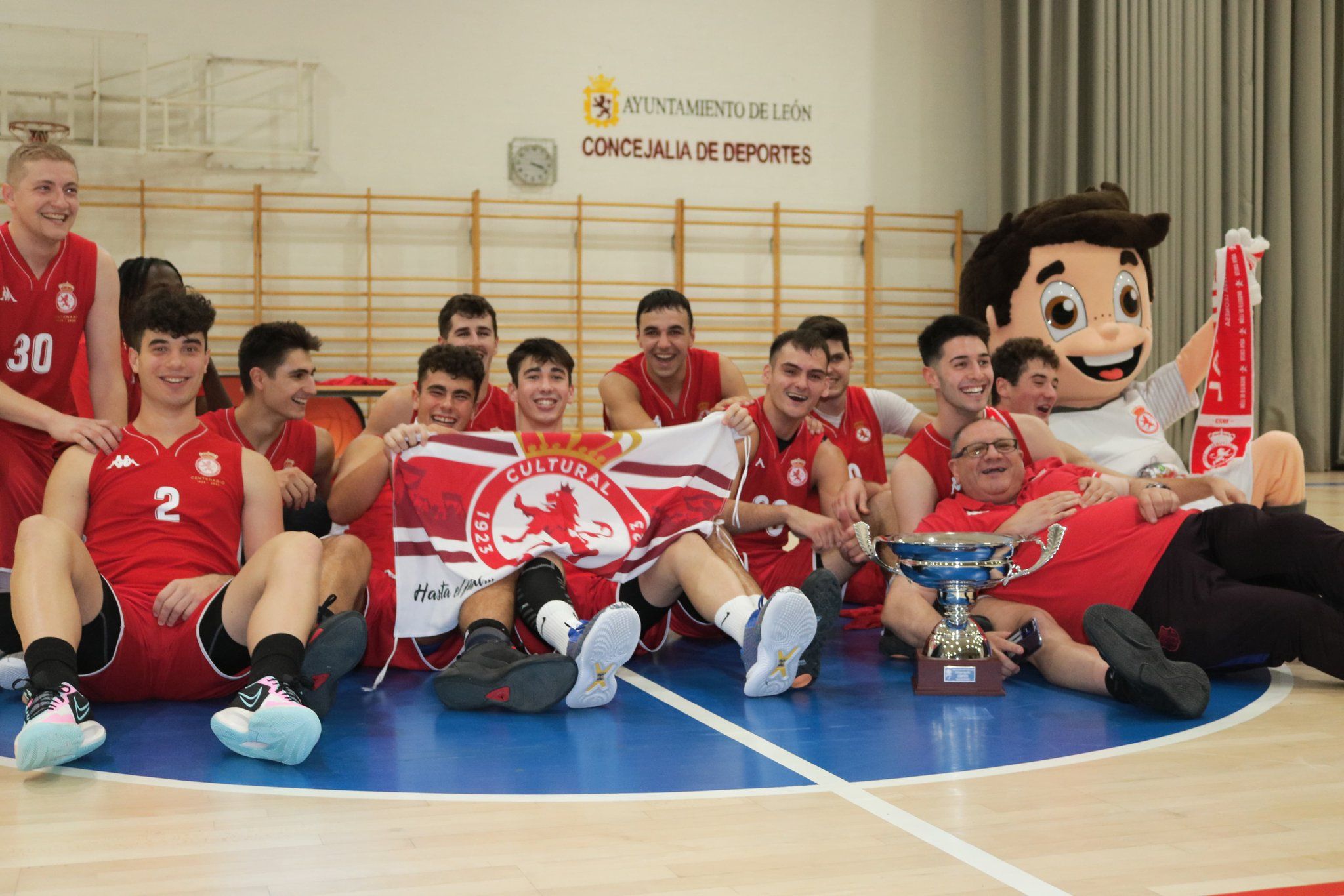La Cultural festeja el título de Copa de Castilla yLeón logrado en verano. | CULTUBALONCESTO