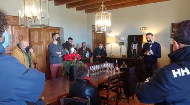 Sesión de cata en Bodega Vitalis durante el curso sobre enología celebrado en Villamañán. | L.N.C.
