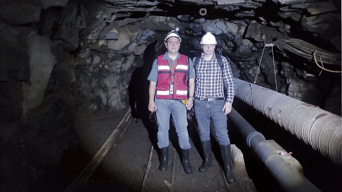 A la izquierda, el ingeniero Juan Carlos Santamarta en el interior de una mina. | L.N.C.