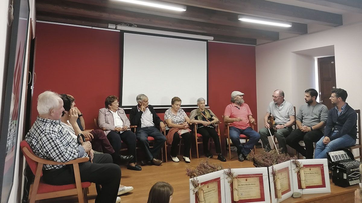 Los homenajeados y los músicos invitados en un momento del improvisado filandón para que los mayores tomaran la palabra en su día. | LA CASONA