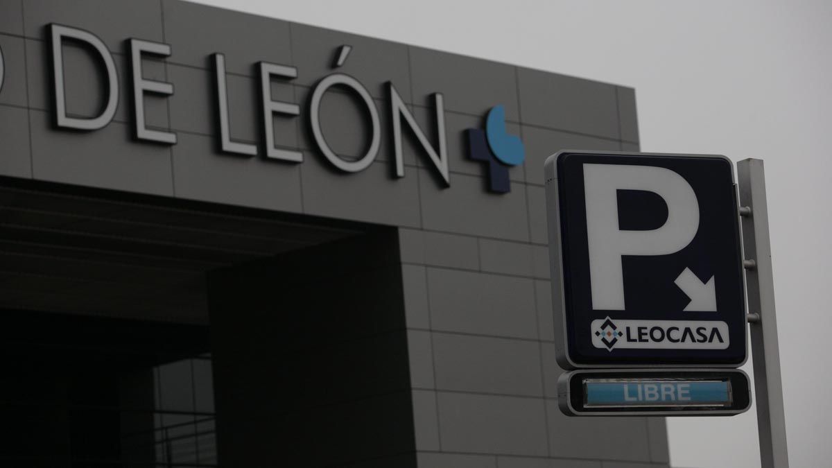 Acceso al parking subterráneo del Hospital de León. | DANIEL MARTÍN Acceso al parking subterráneo del Hospital de León. | DANIEL MARTÍN
