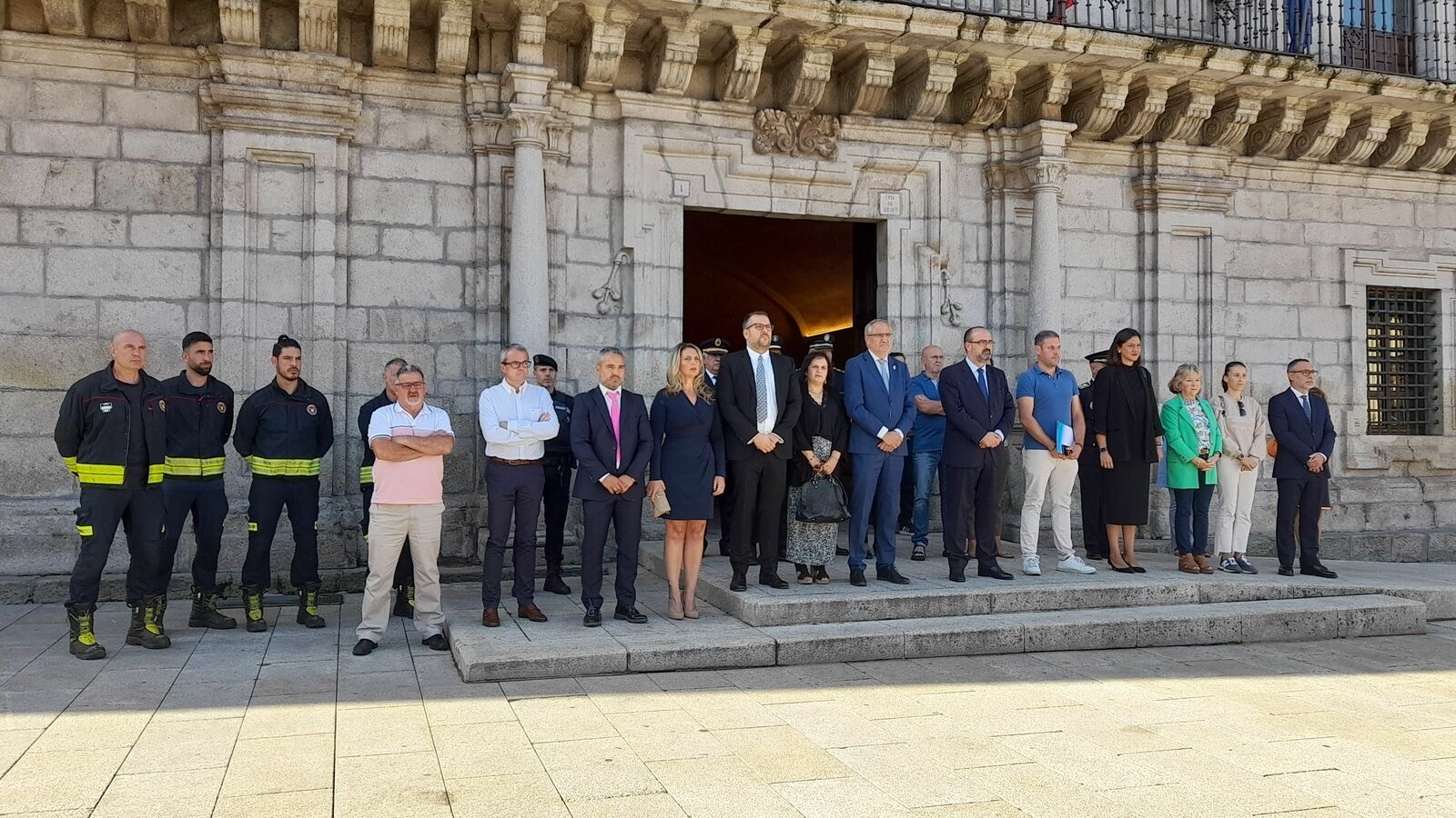 Minuto de silencio ante el Ayuntamiento de Ponferrada. | MAR IGLESIAS