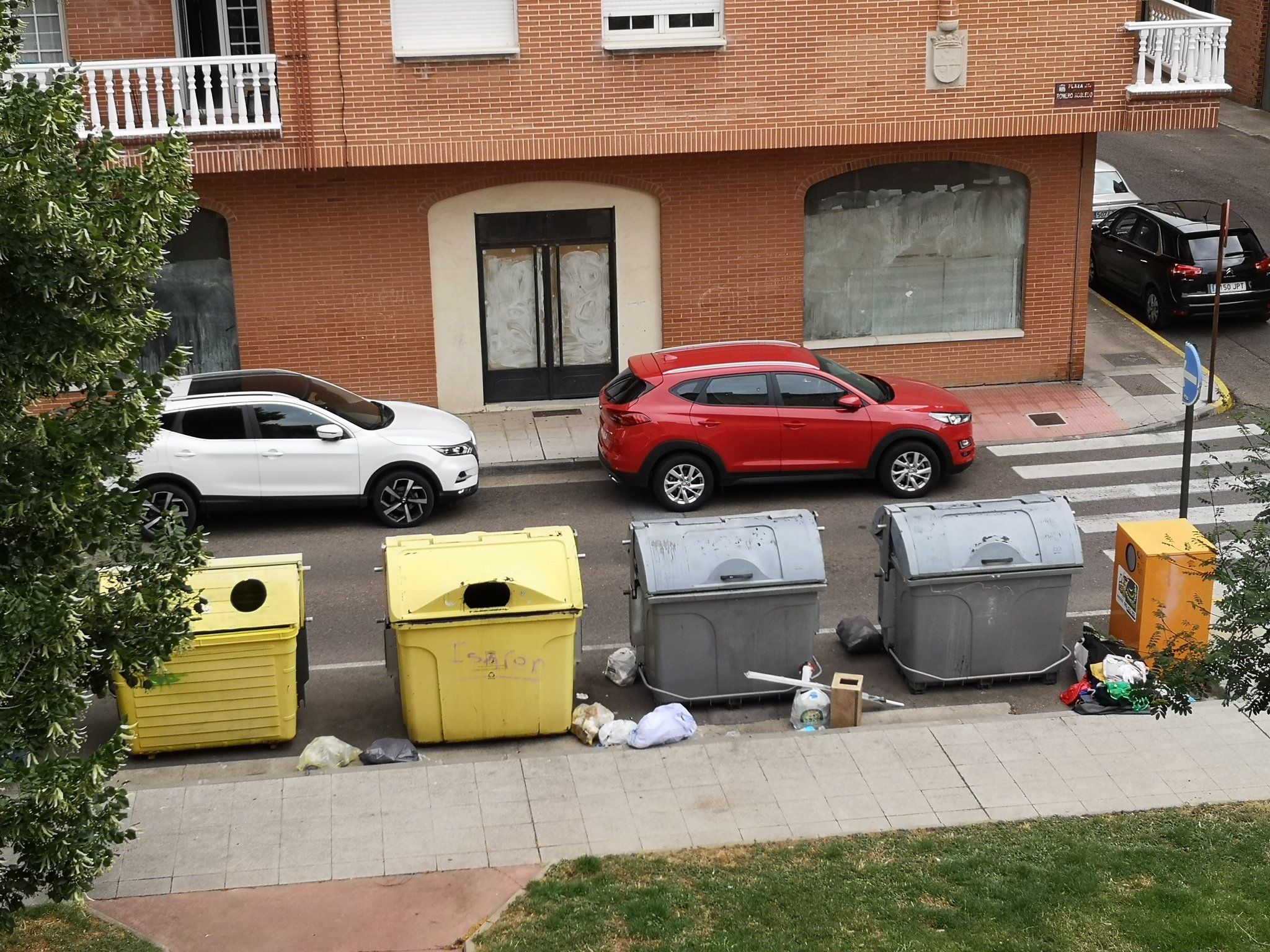 La ciudad contará próximamente con contenedores marrones para la recogida de biorresiduos urbanos. | ABAJO