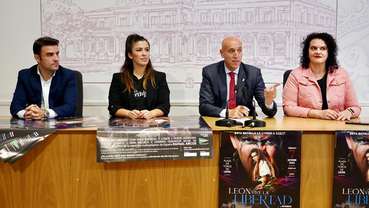 El acalde de León, José Antonio Diez, en la presentación del espectáculo 'León vive la libertad' junto a Estefanía Trobajo. | CAMPILLO (ICAL)