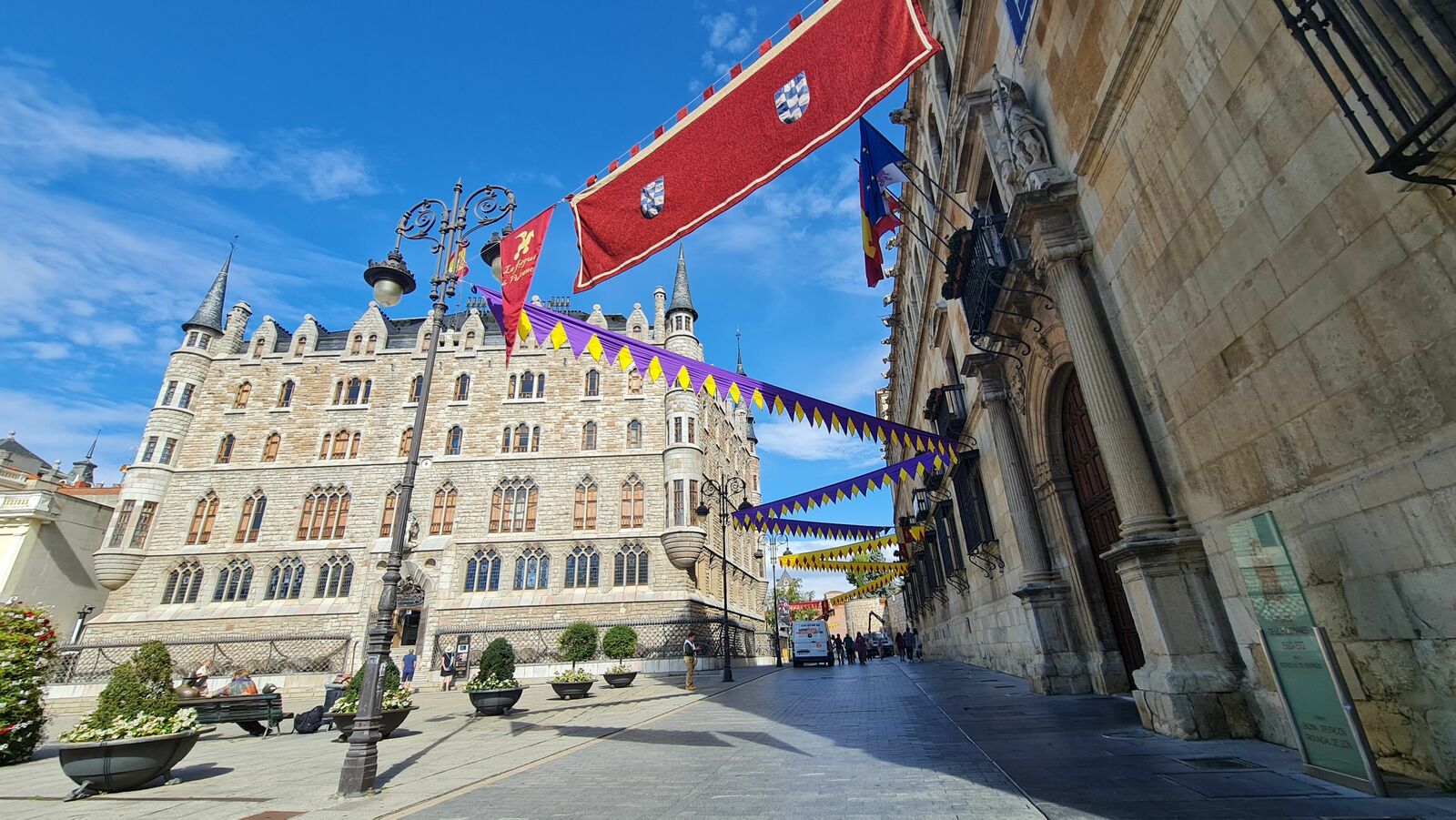 El montaje del Mercado Medieval llena ya de colorido las calles de la ciudad. | L.N.C.