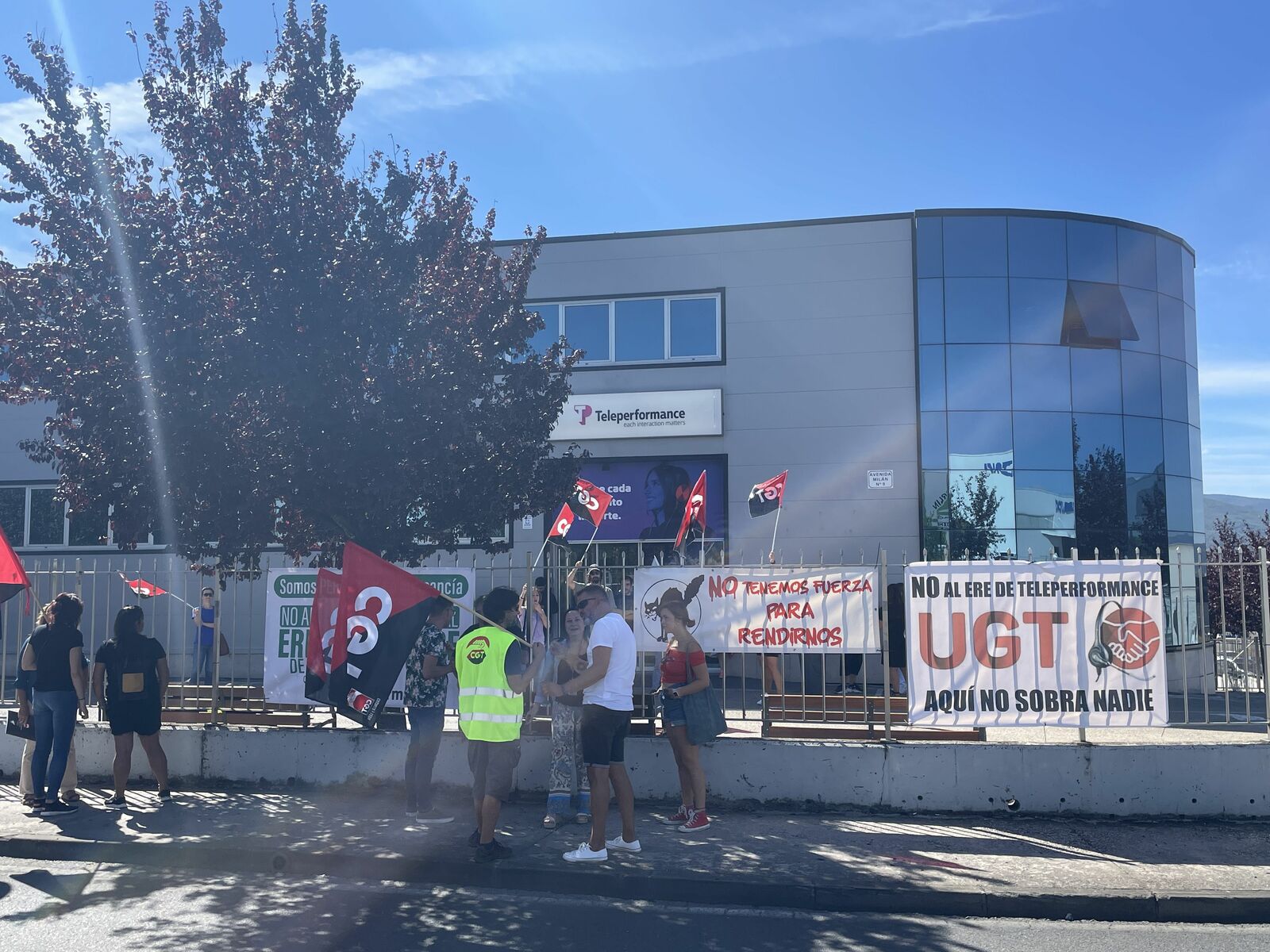 Una de las concentraciones frente a la sede de Teleperformance en Ponferrada. | Javier Fernández