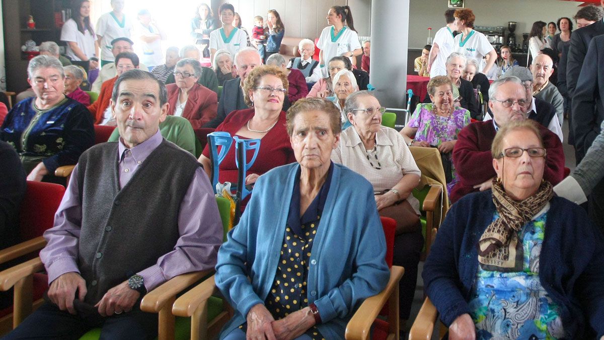 Usuarios de la residencia de mayores de Vega de Espinareda, en una imagen de archivo. | César Sánchez (Ical)