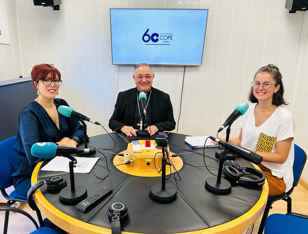 El obispo de León, Luis Ángel de las Heras, visitó este martes el estudio de Cope León. | L.N.C.